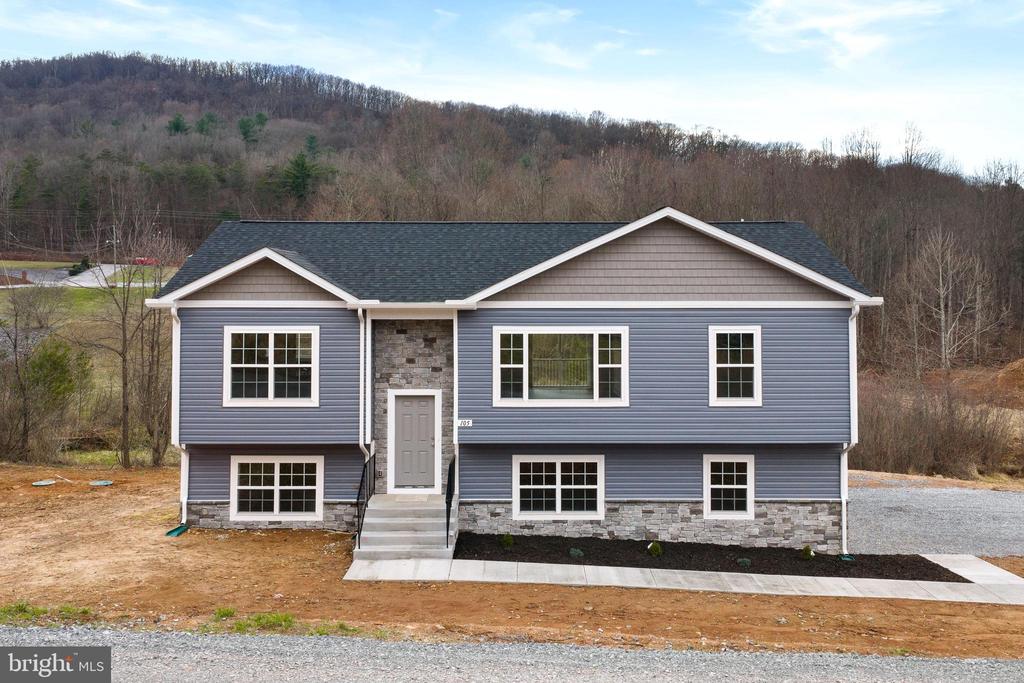 105 VICTORY LN.