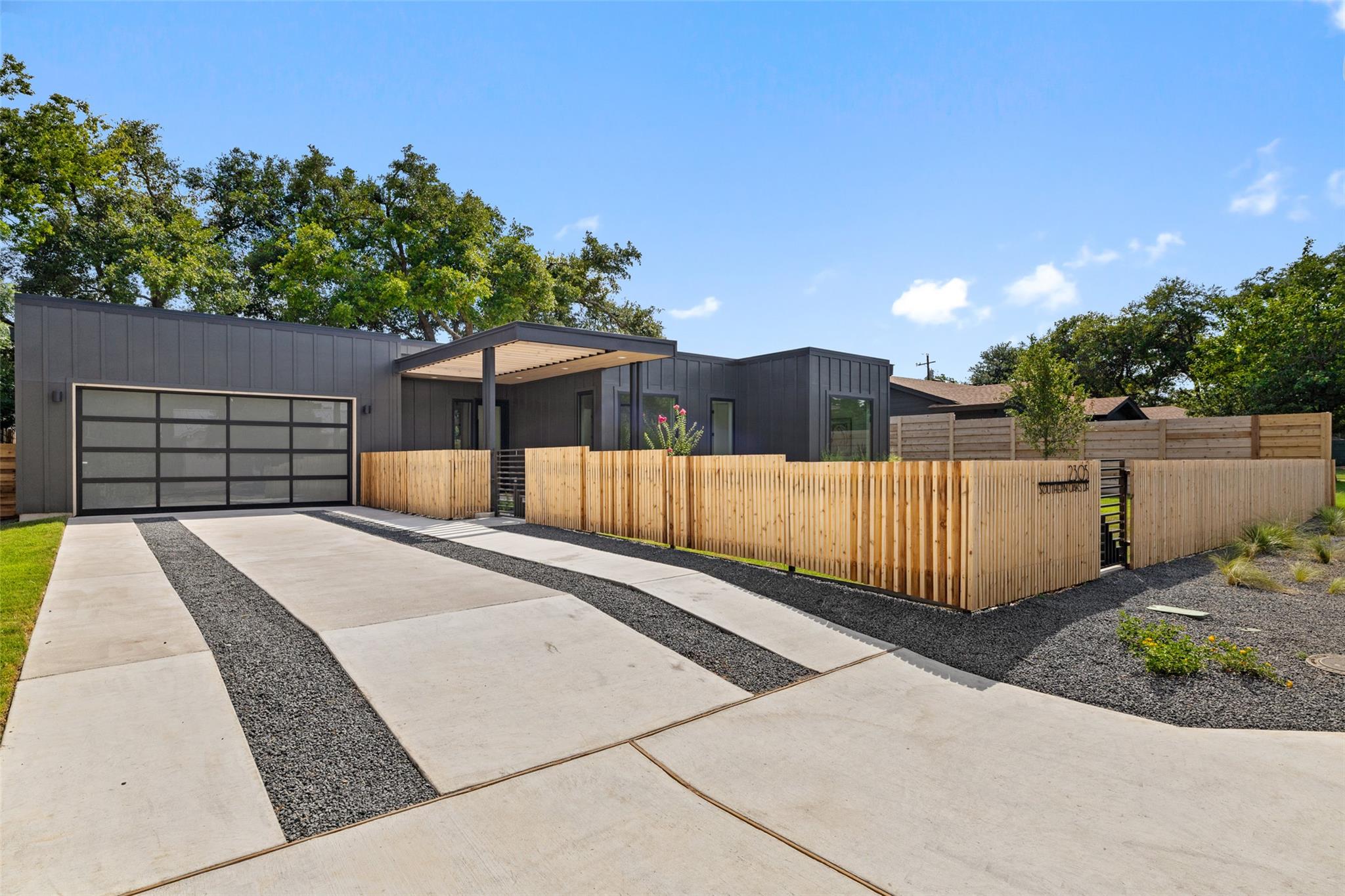 2305 Southern Oaks DR