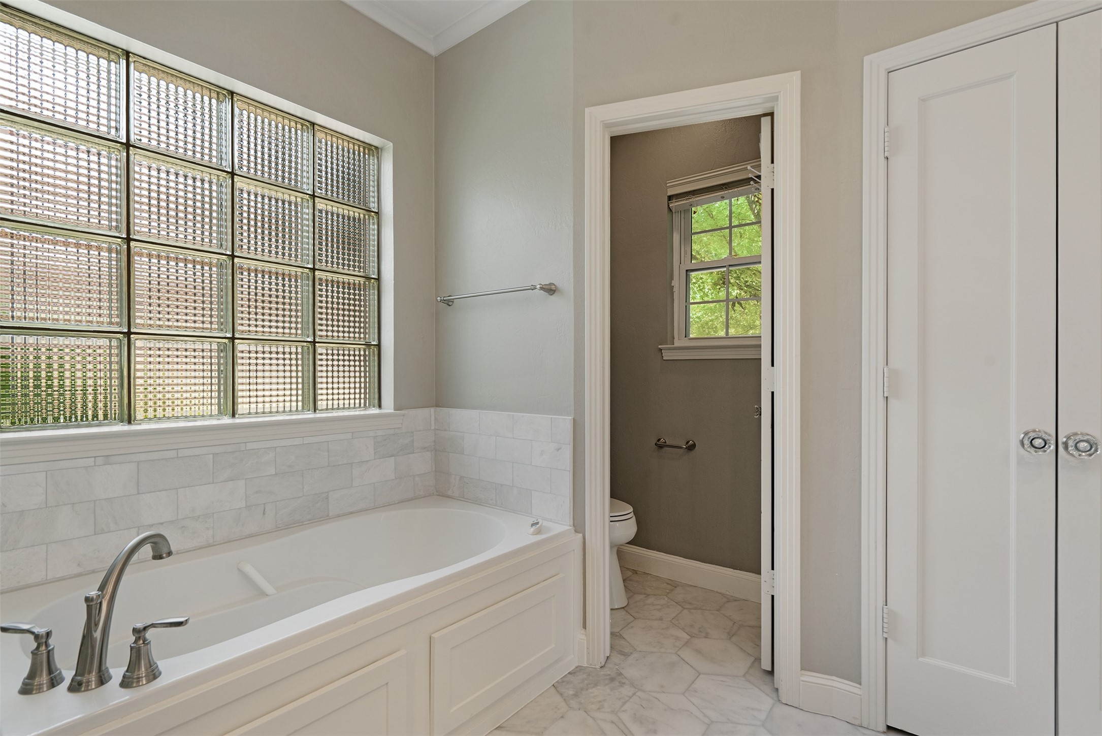 6843 Casa Loma Avenue