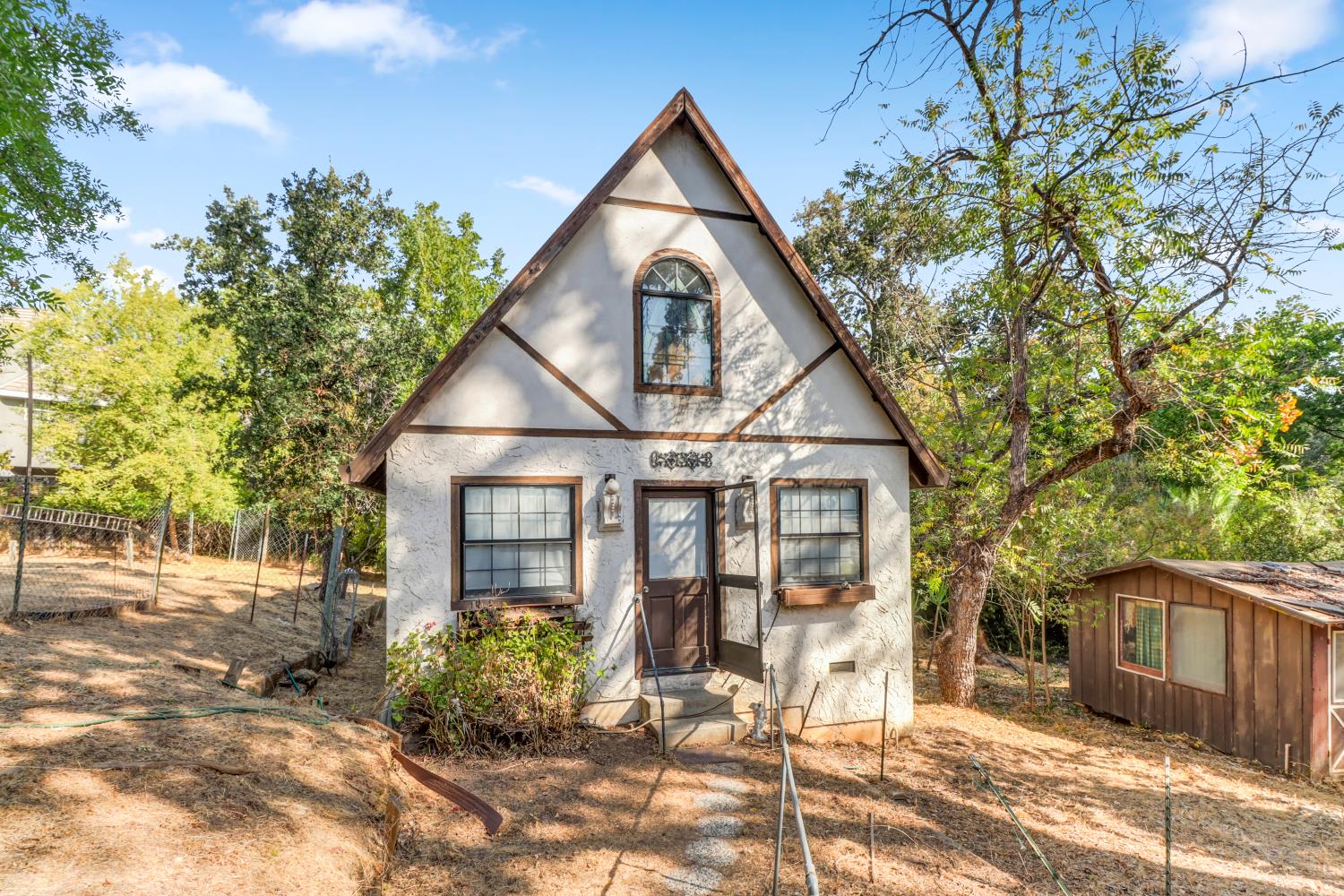6225 Luna Lane