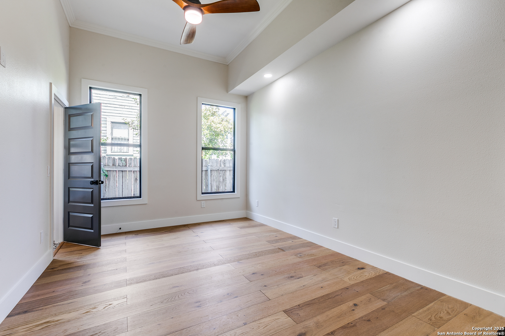 205 E Rische