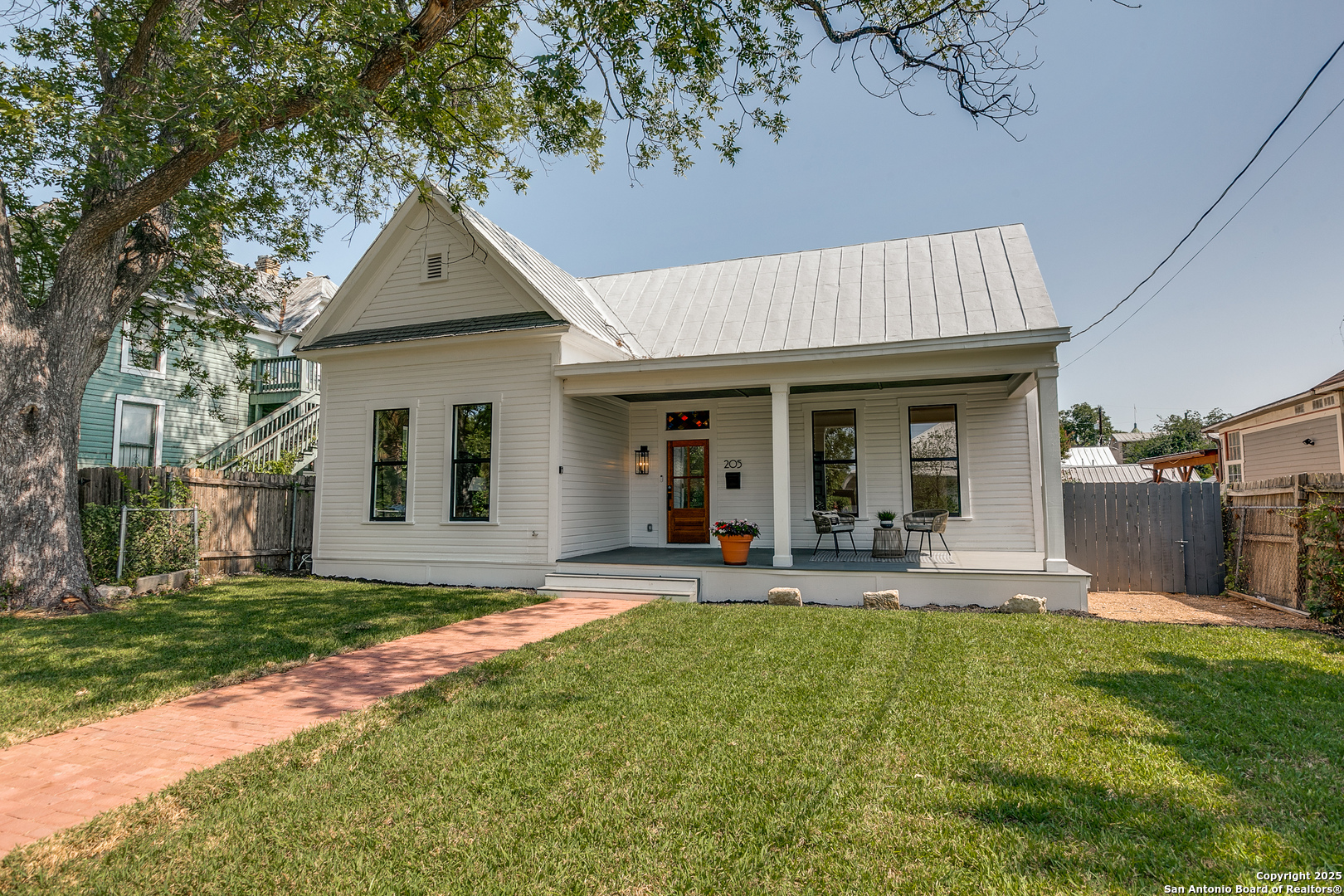 205 E Rische