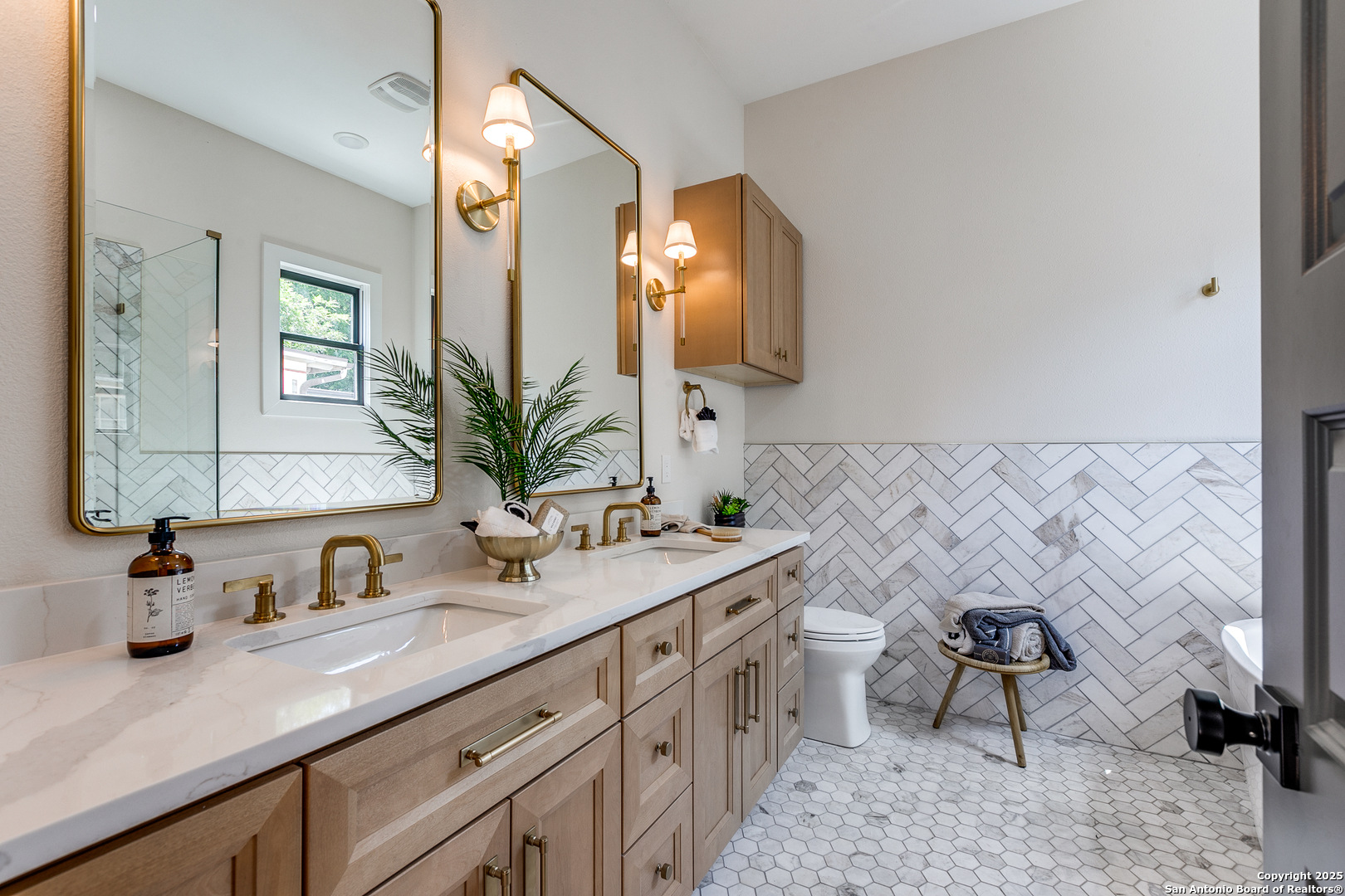 205 E Rische