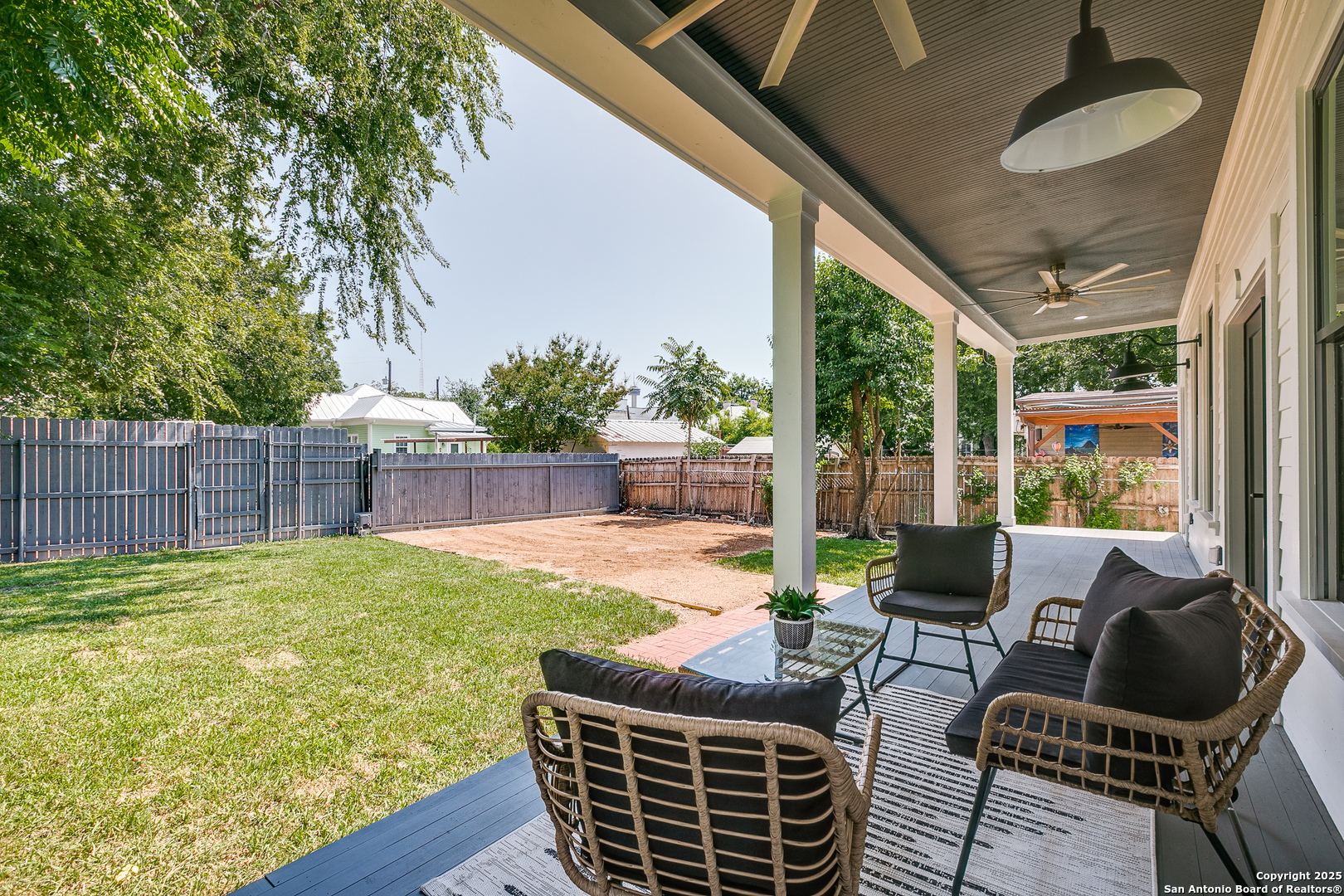 205 E Rische