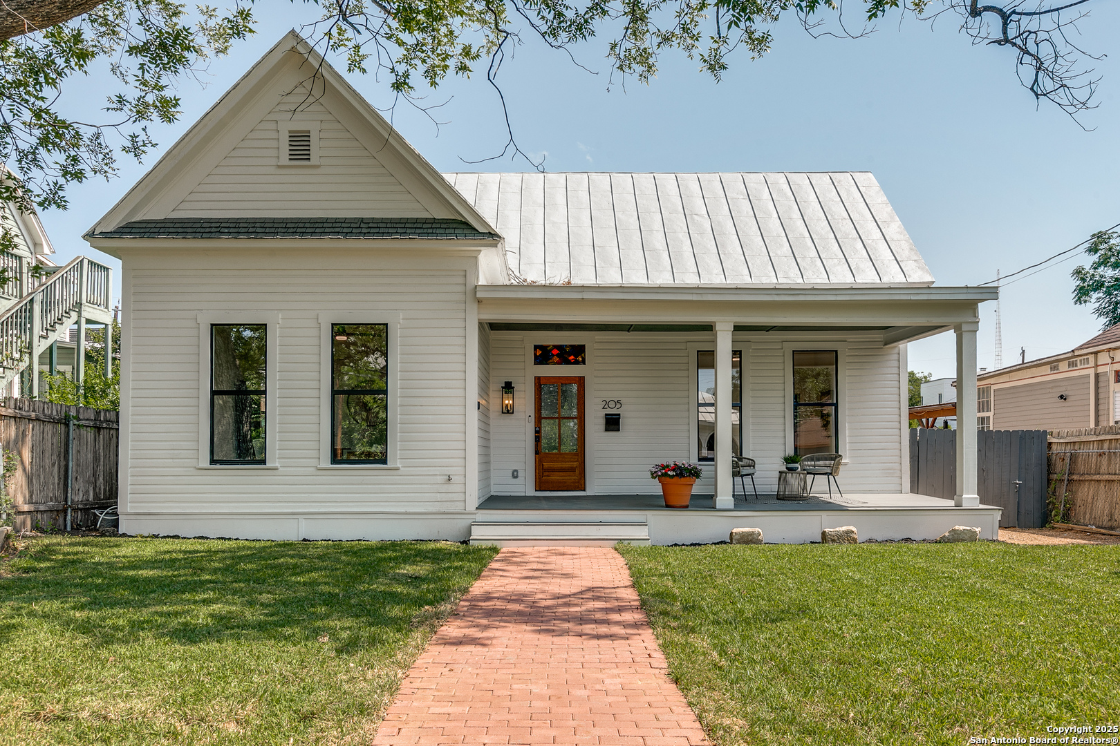 205 E Rische