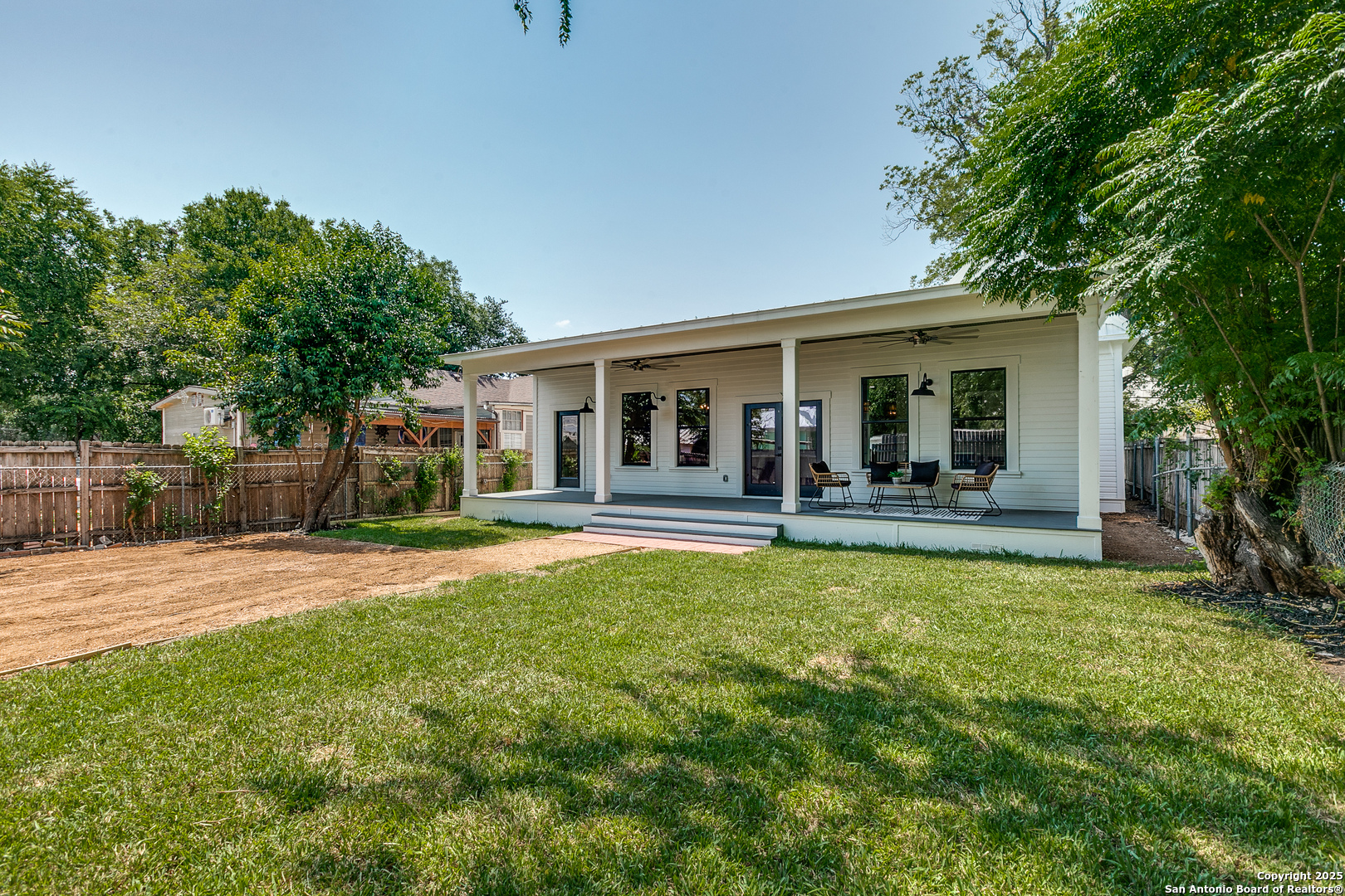 205 E Rische
