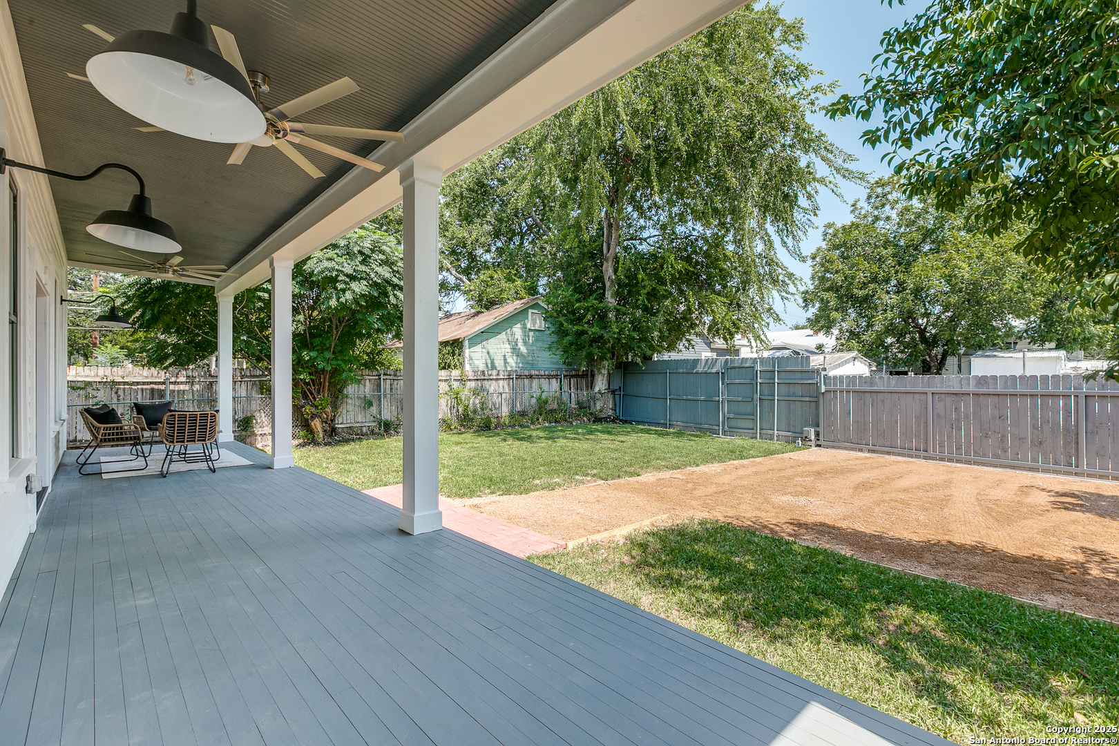 205 E Rische