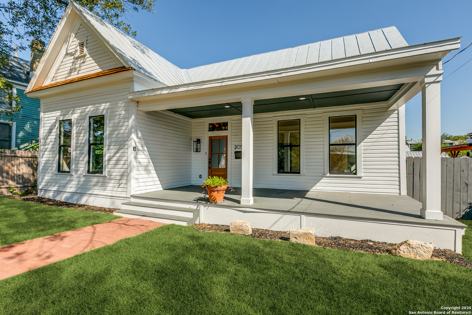 205 E Rische