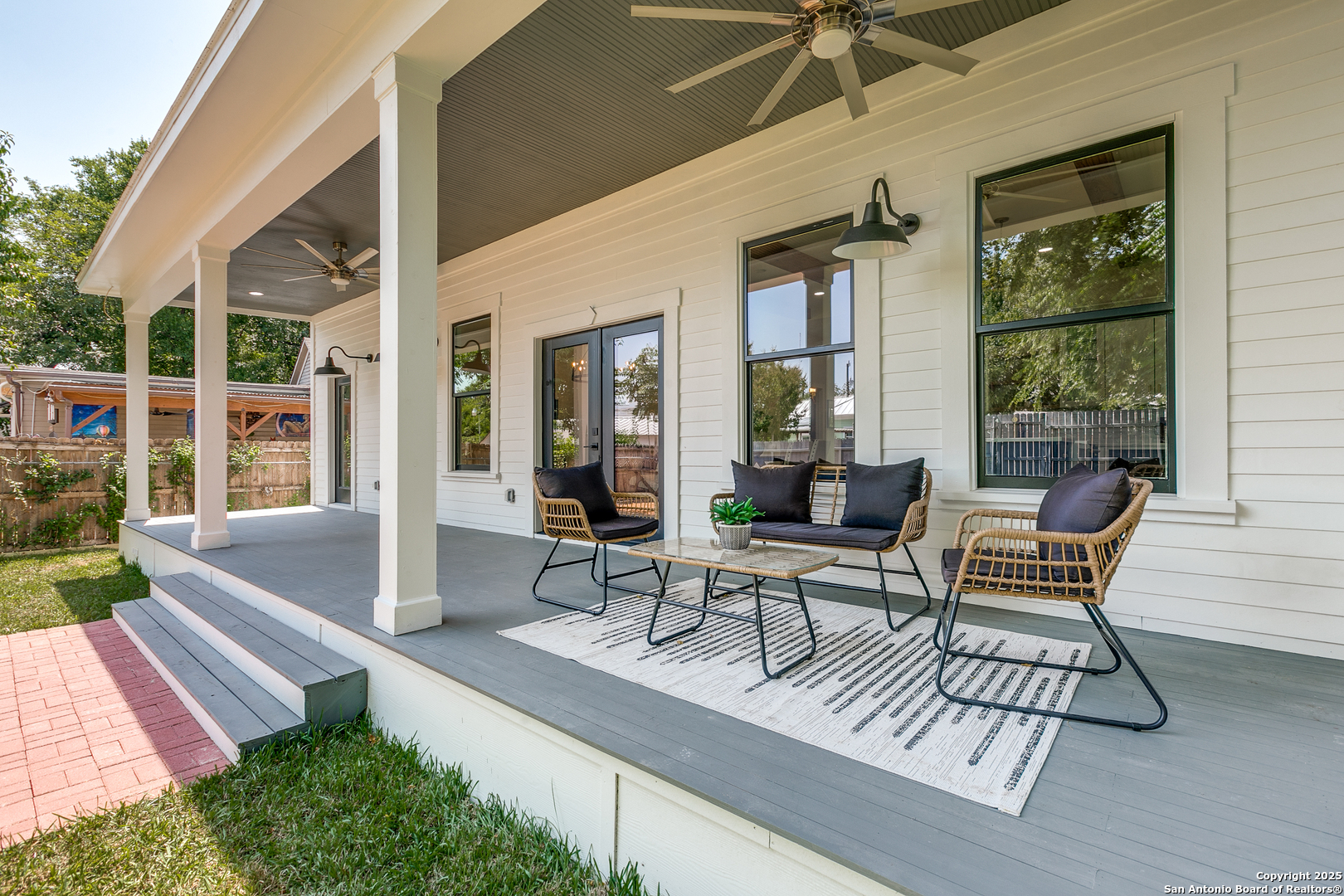 205 E Rische