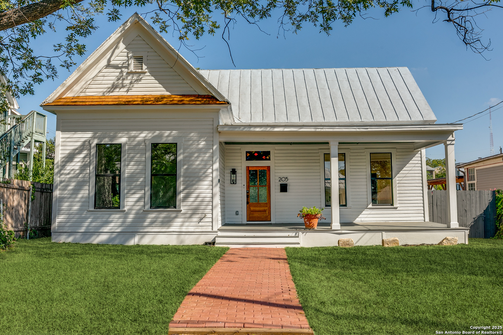 205 E Rische