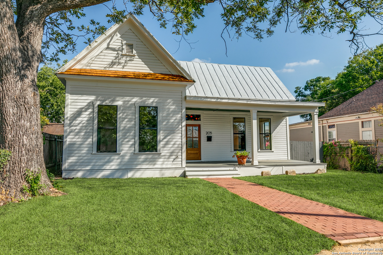 205 E Rische