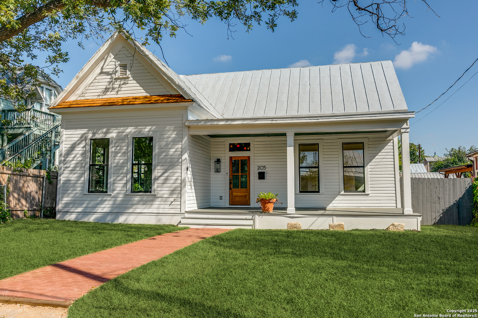 205 E Rische