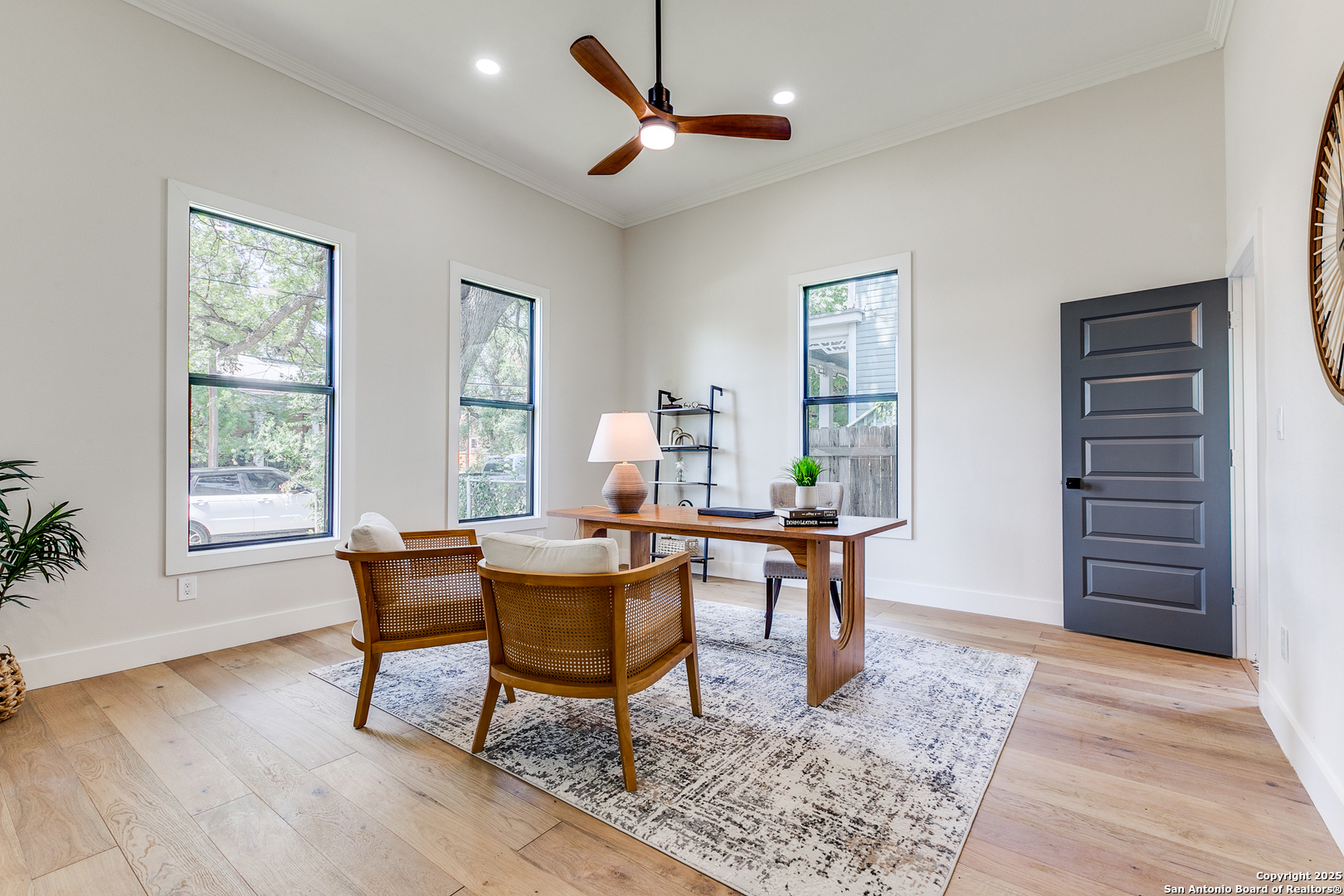 205 E Rische