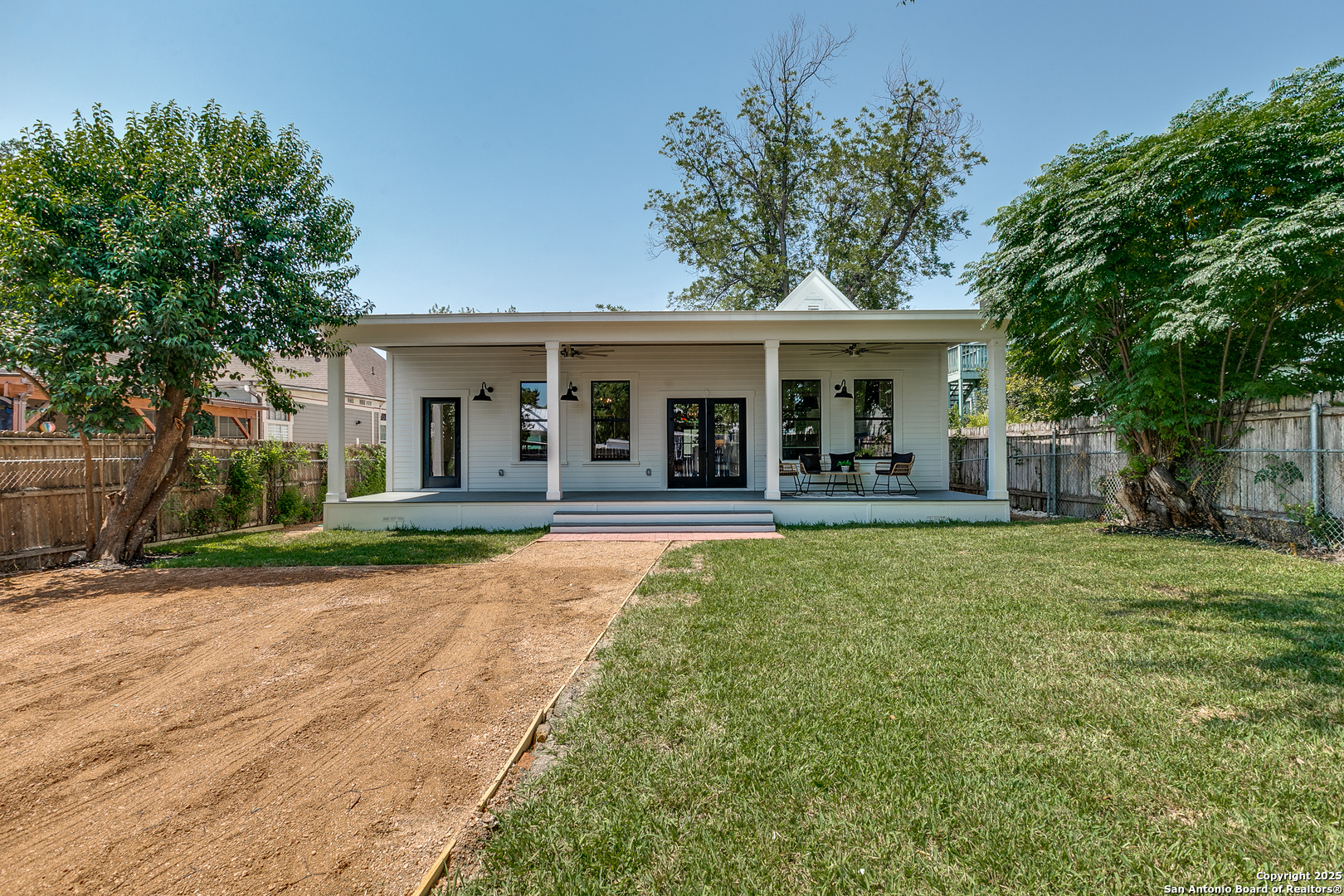 205 E Rische