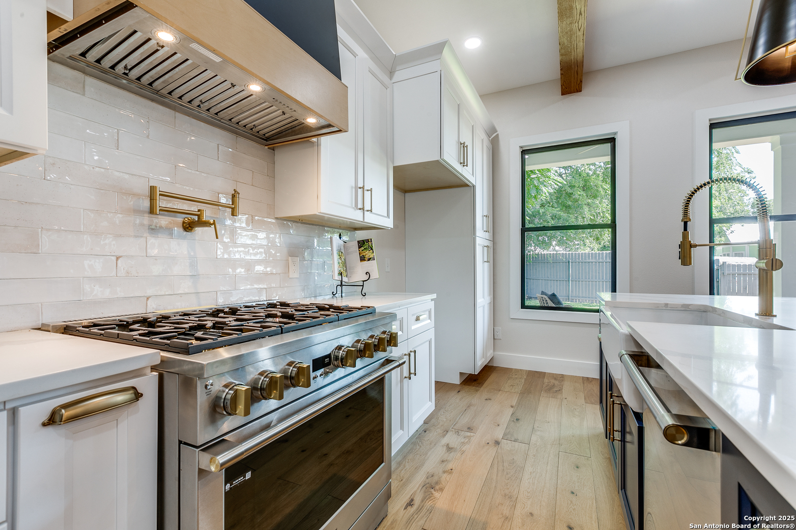 205 E Rische