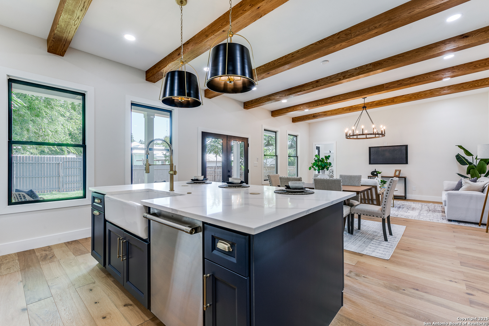 205 E Rische