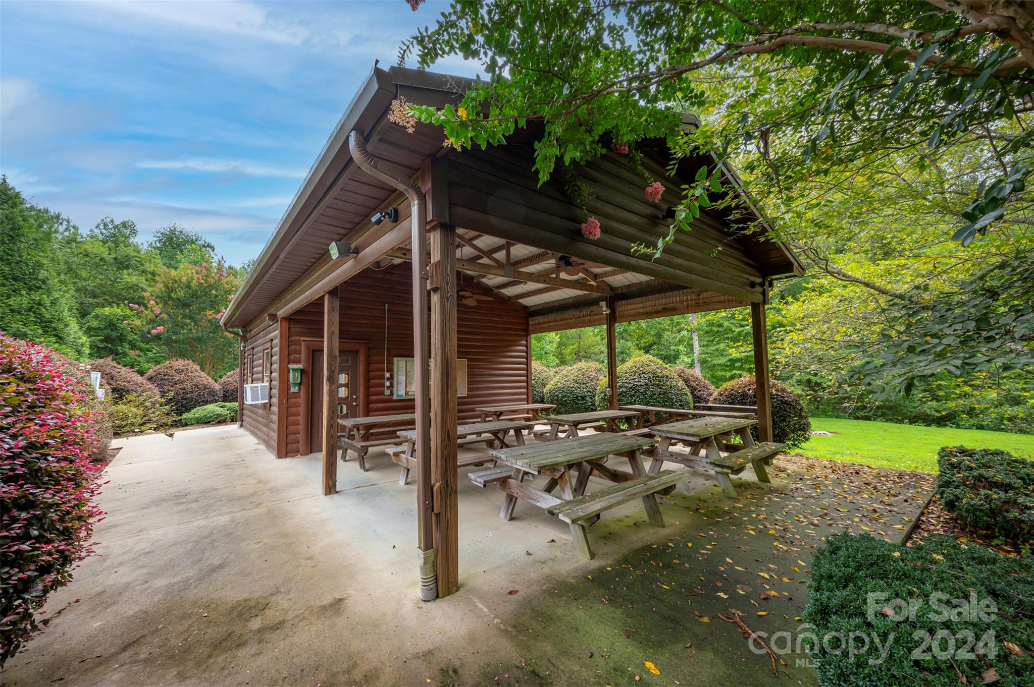 1261 Clearwater Parkway