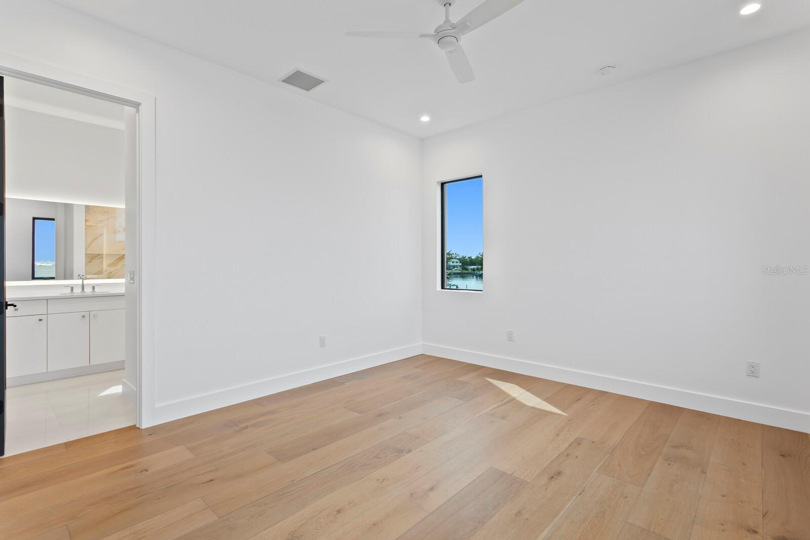 2087 MICHIGAN AVE NE