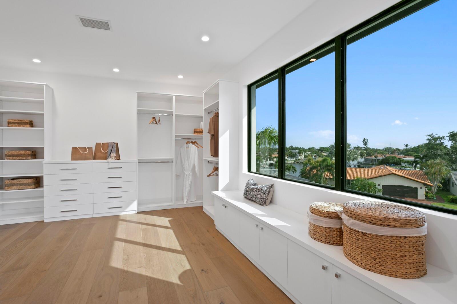 2087 MICHIGAN AVE NE