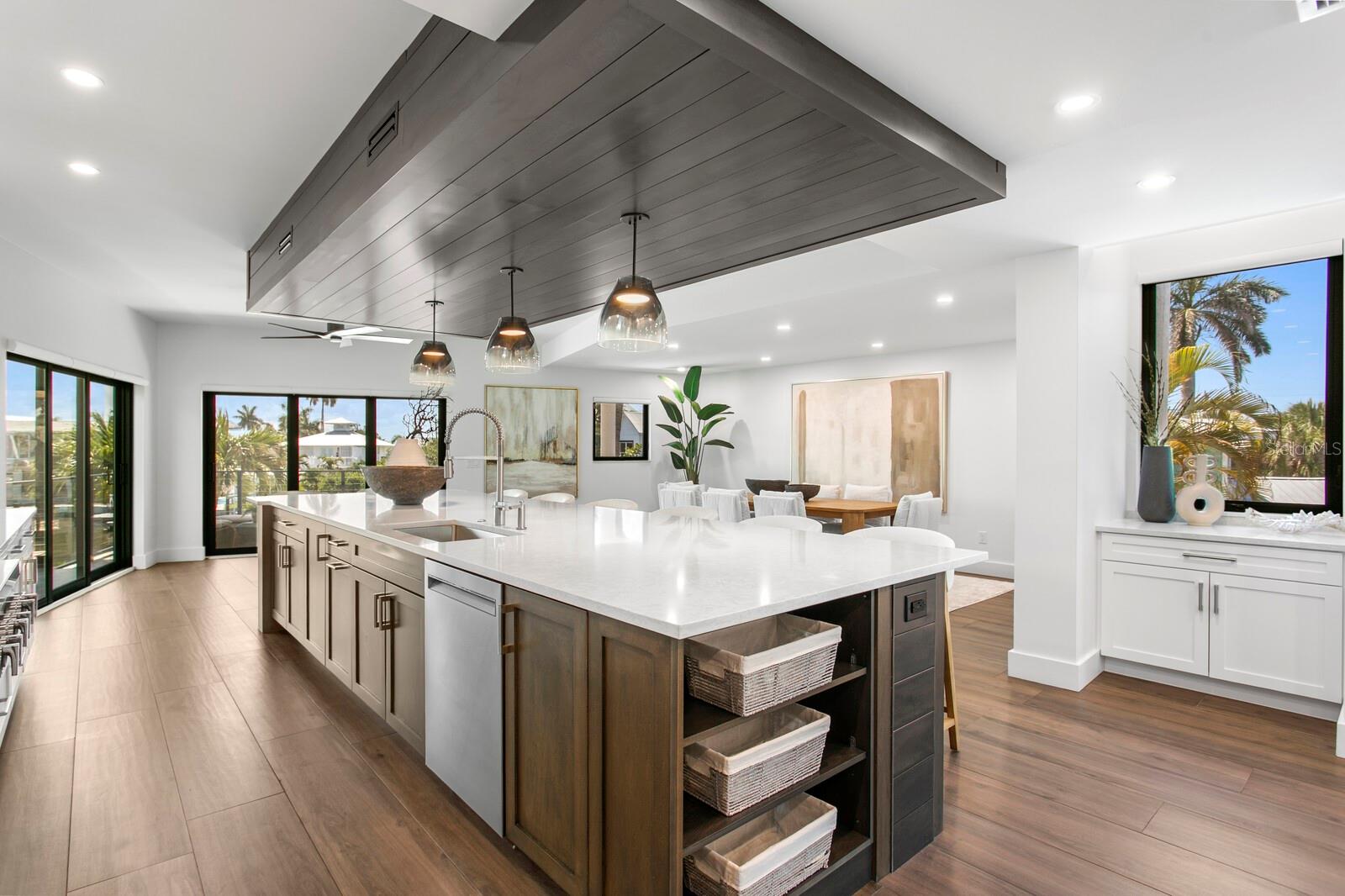 201 N HARBOR DR