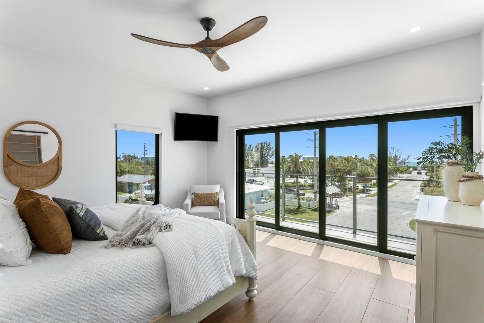 201 N HARBOR DR