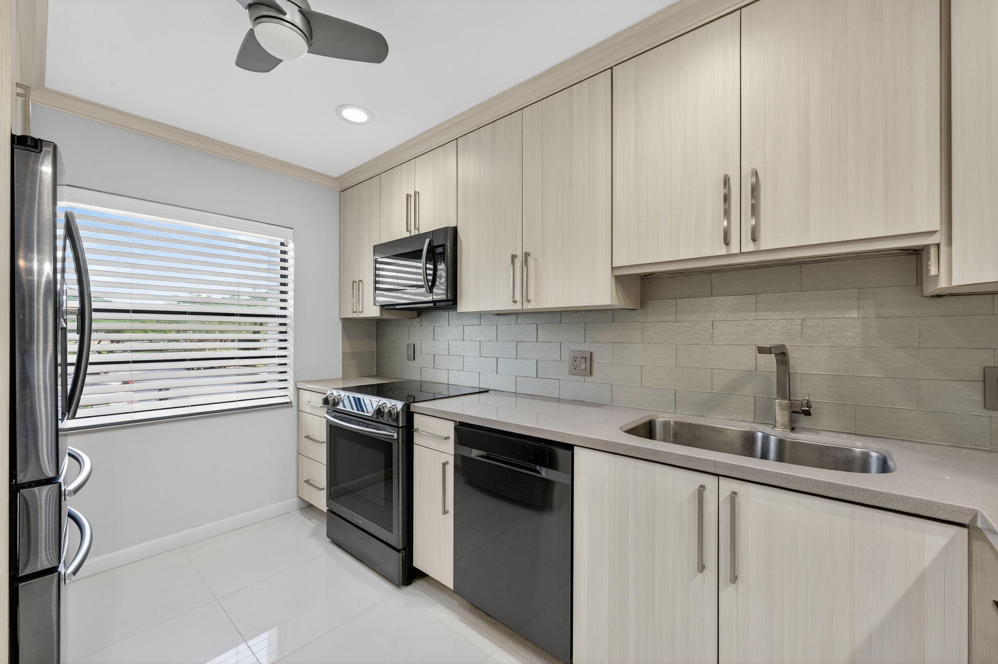 8450 Casa Del Lago J