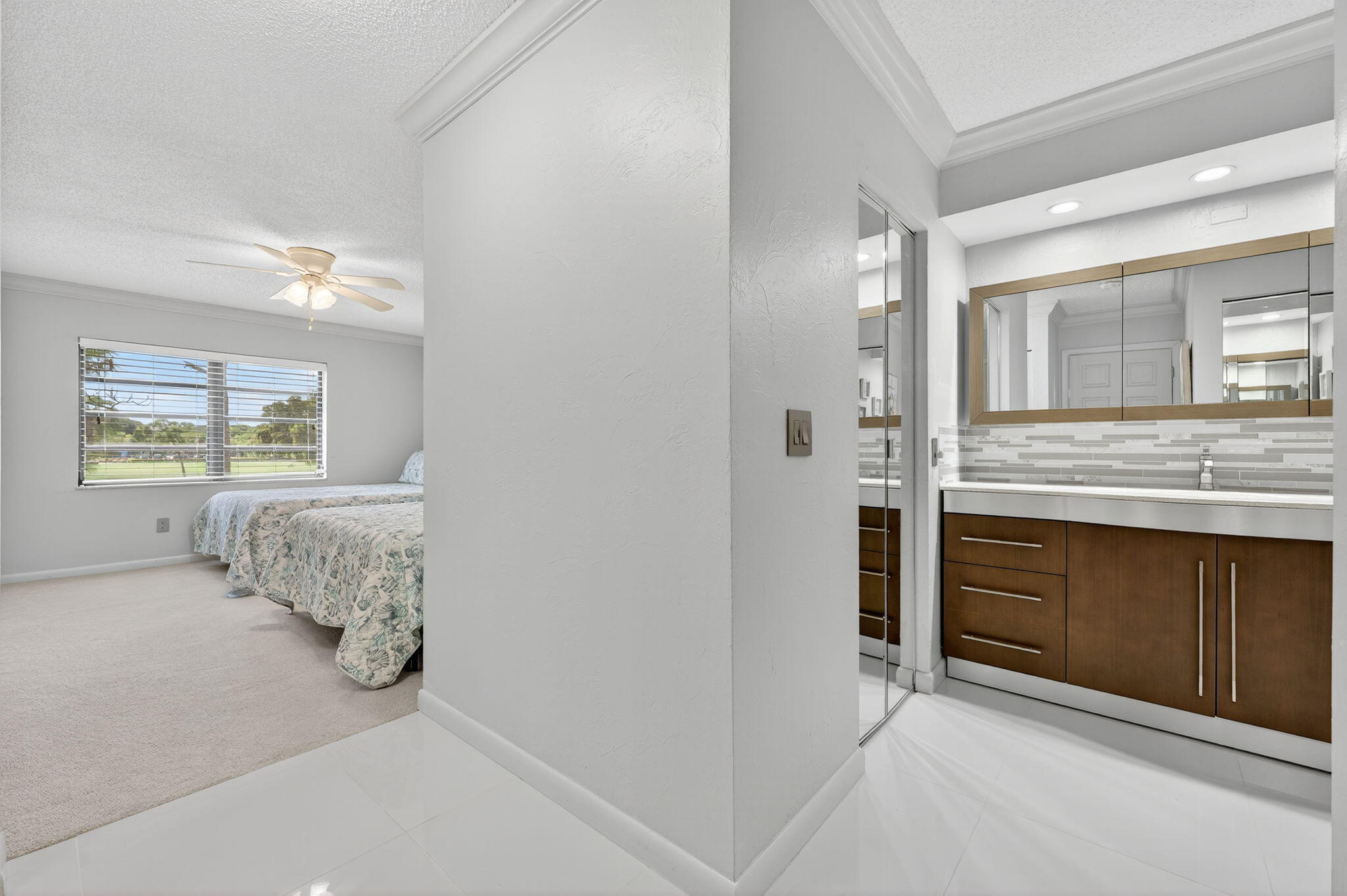 8450 Casa Del Lago J