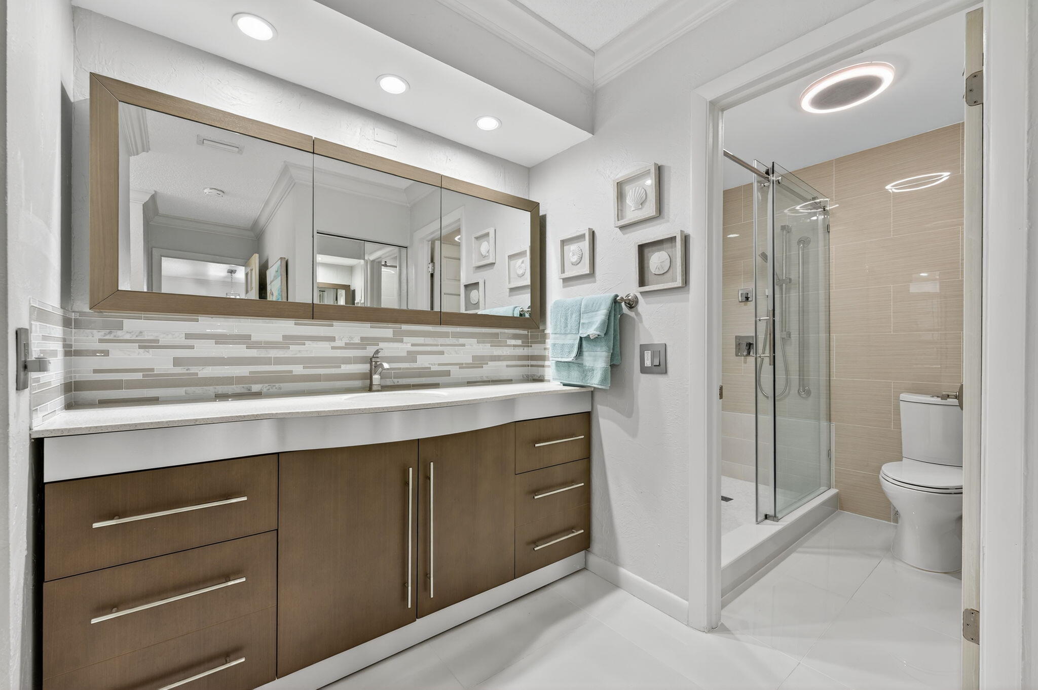 8450 Casa Del Lago J