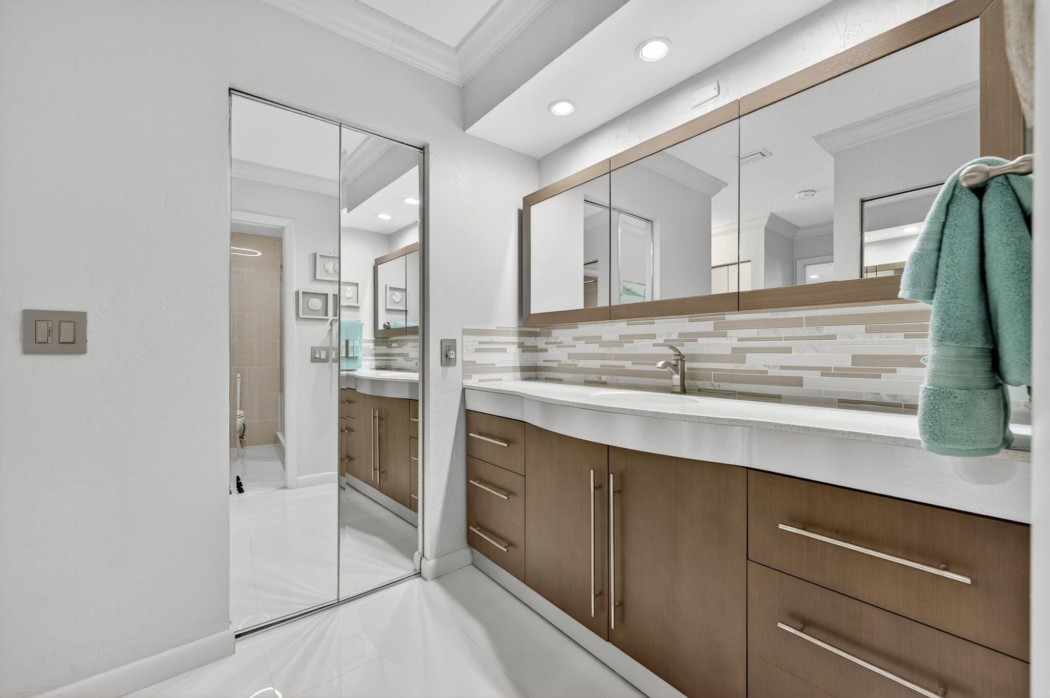 8450 Casa Del Lago J