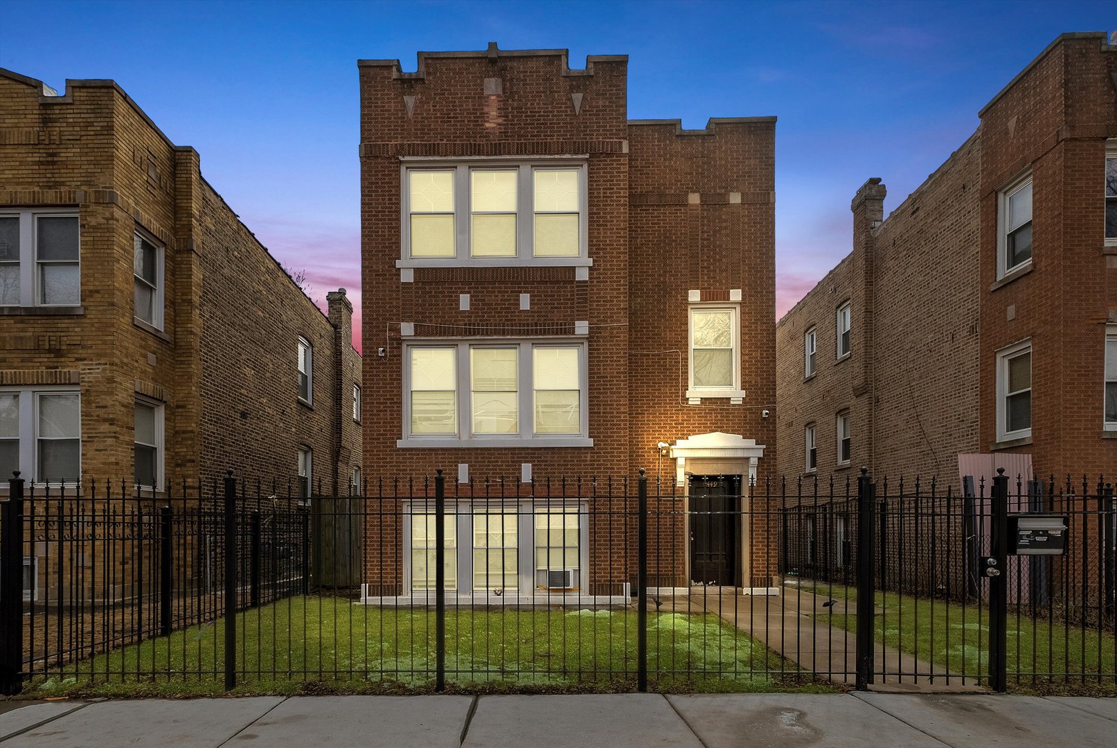 4449 W Walton Street