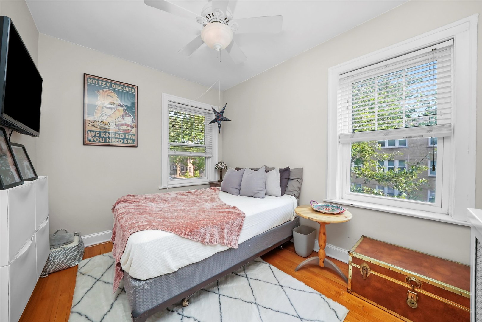 5700 N ARTESIAN Avenue Unit: 2S