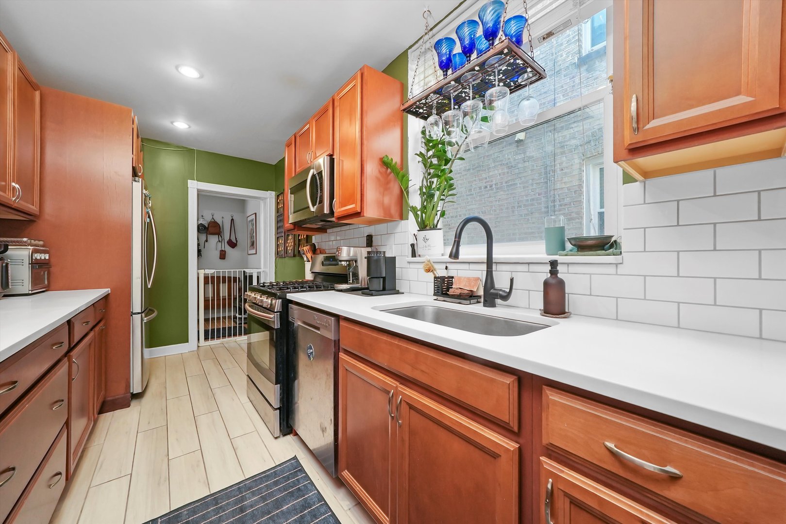 5700 N ARTESIAN Avenue Unit: 2S