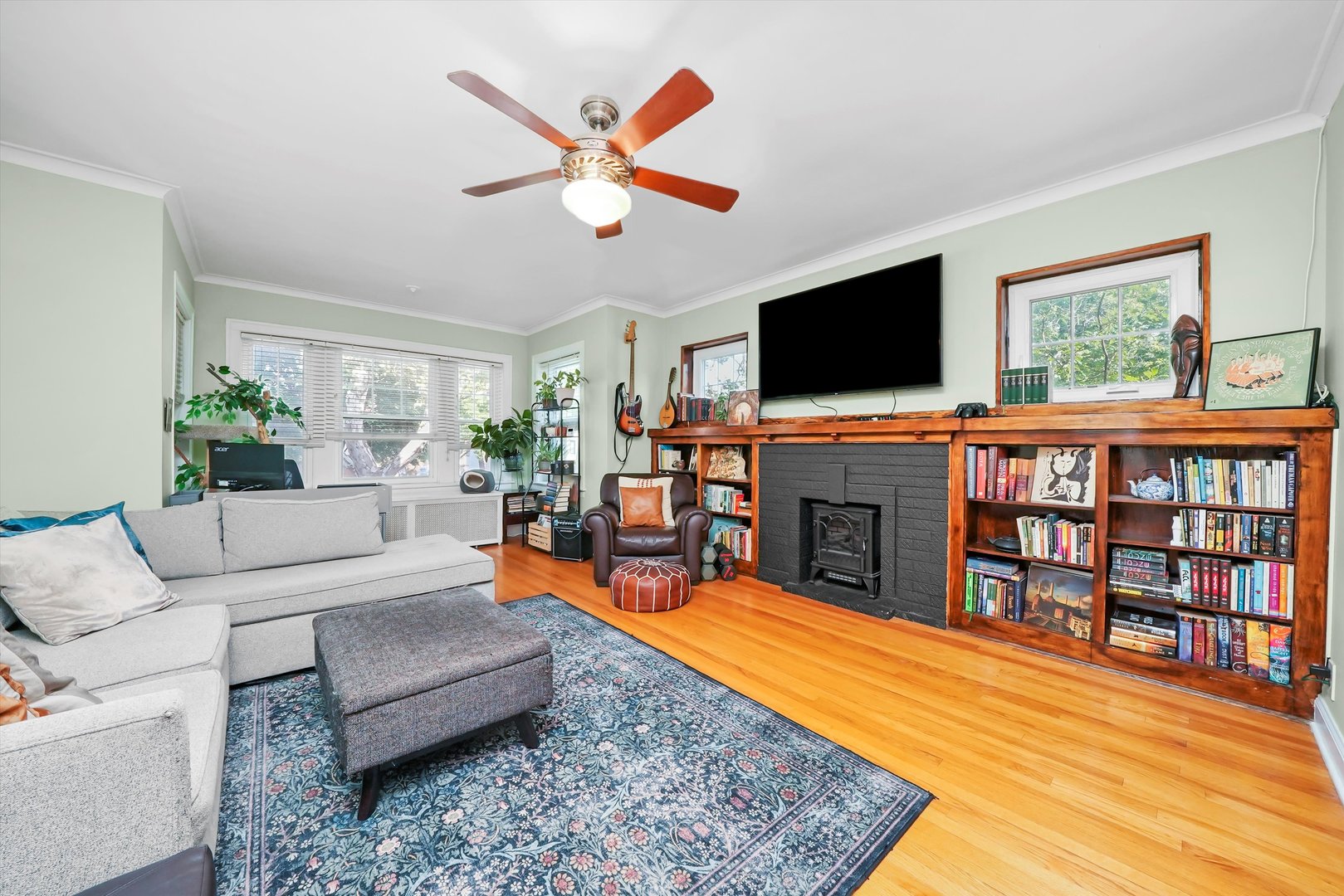 5700 N ARTESIAN Avenue Unit: 2S