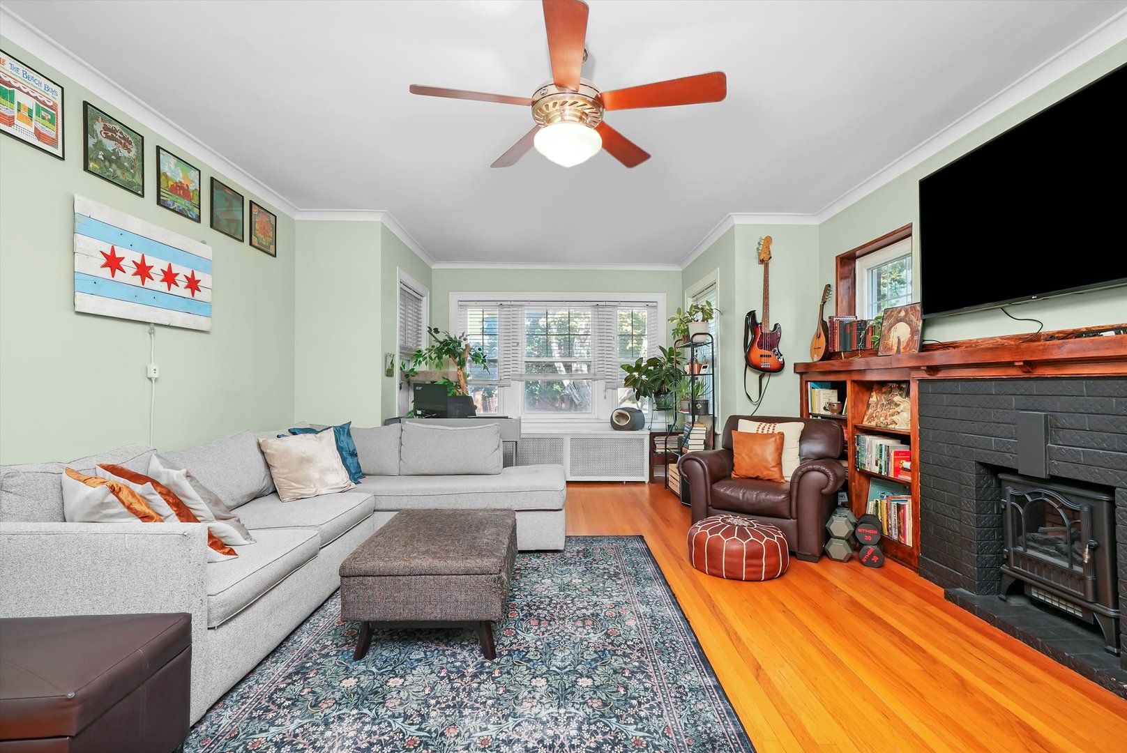 5700 N ARTESIAN Avenue Unit: 2S