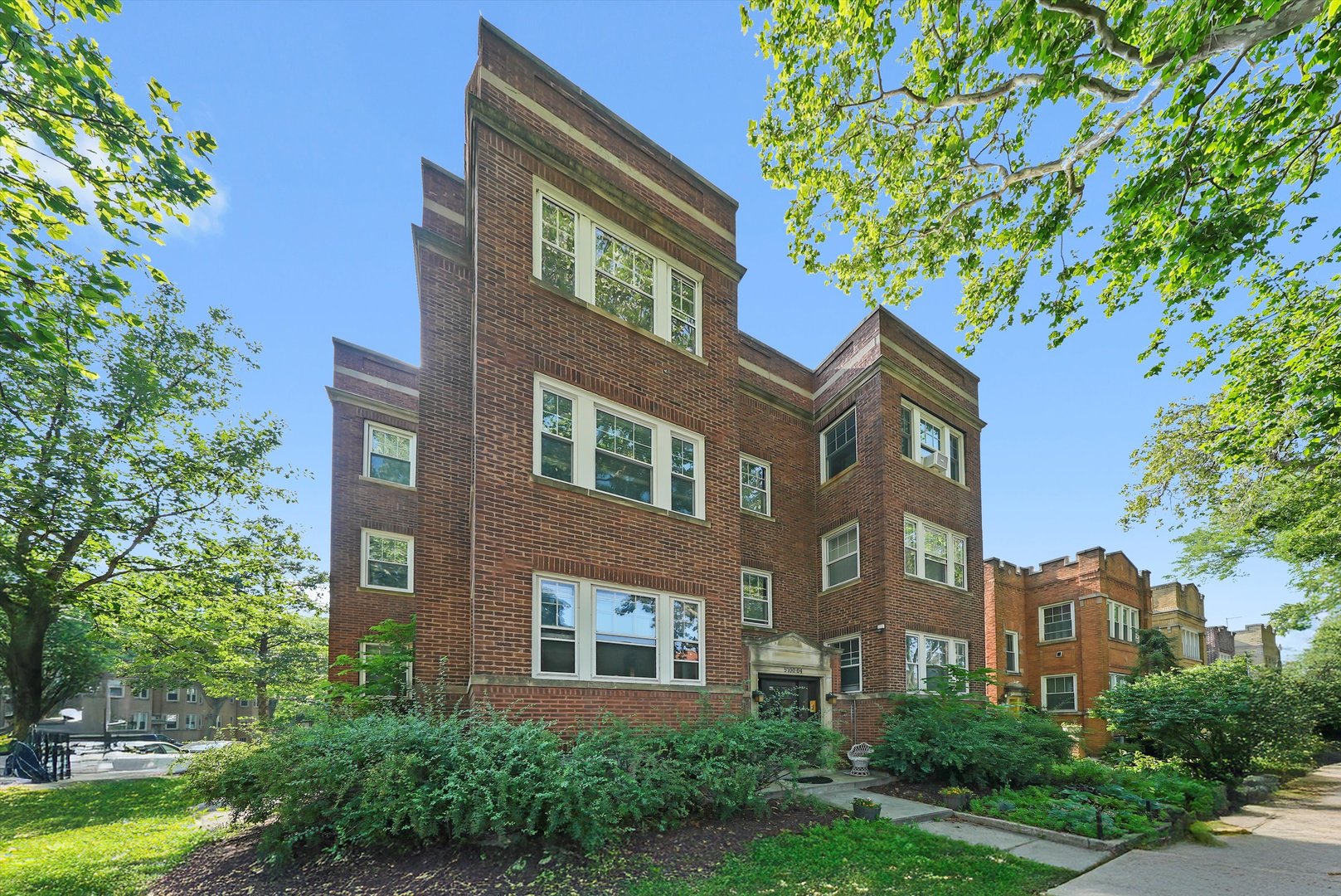 5700 N ARTESIAN Avenue Unit: 2S