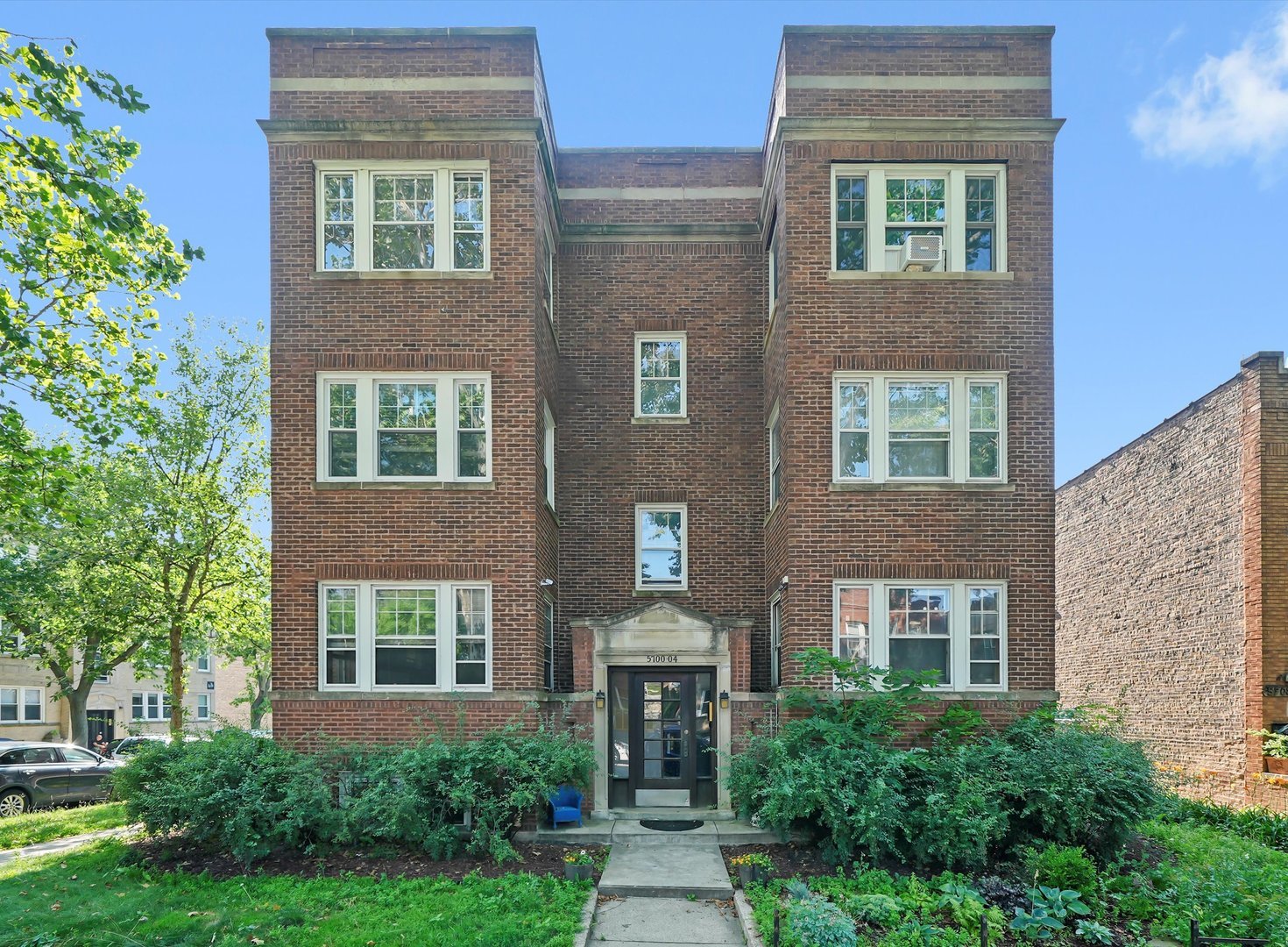 5700 N ARTESIAN Avenue Unit: 2S