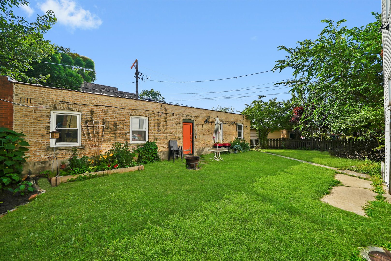 5700 N ARTESIAN Avenue Unit: 2S
