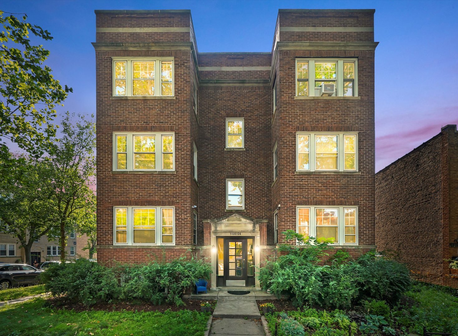 5700 N ARTESIAN Avenue Unit: 2S
