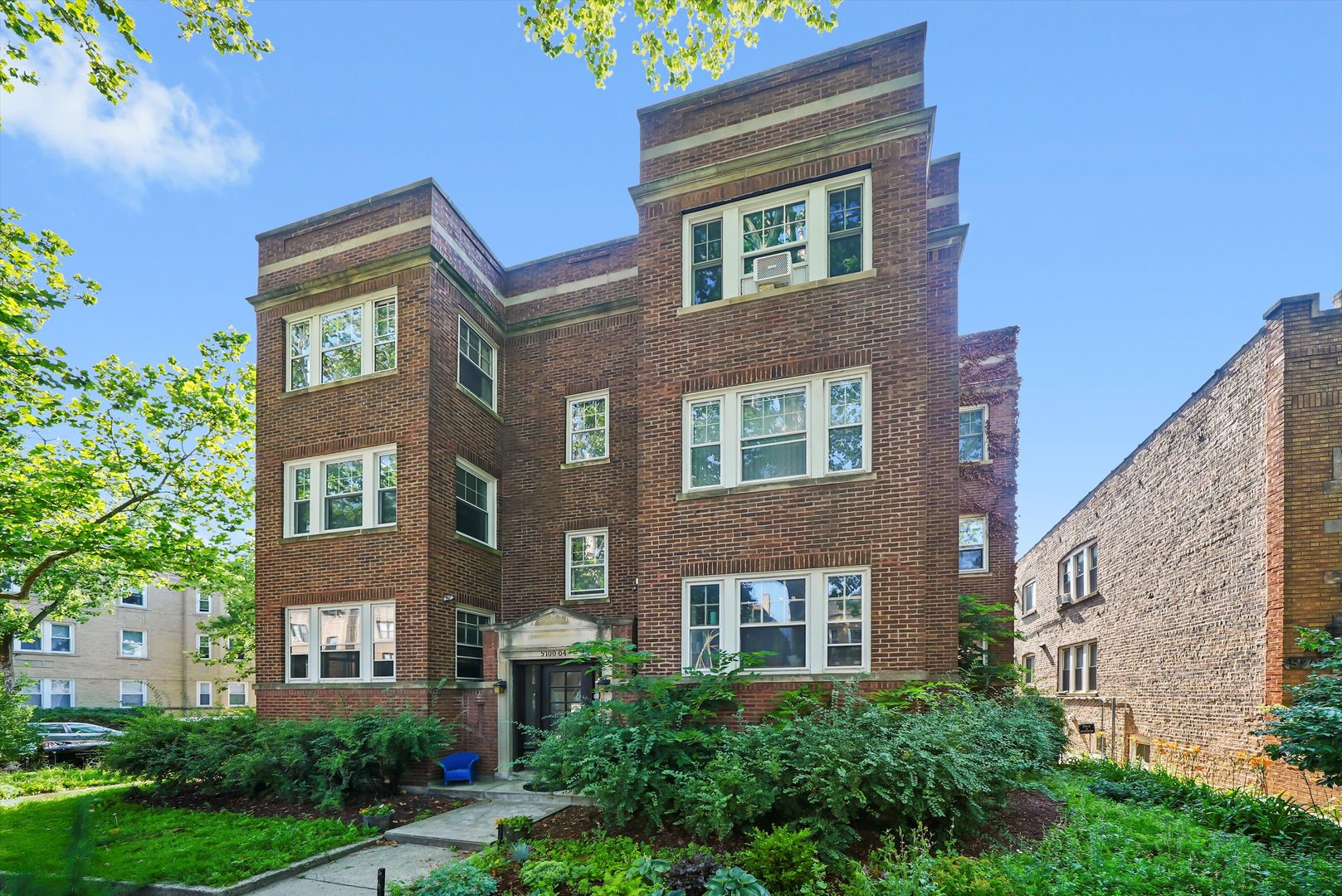 5700 N ARTESIAN Avenue Unit: 2S