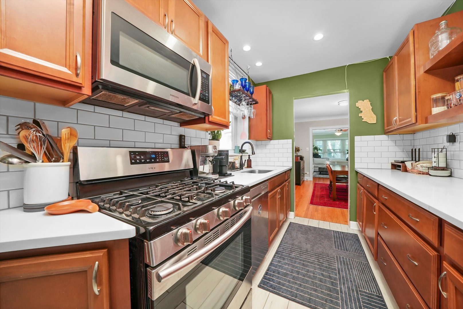 5700 N ARTESIAN Avenue Unit: 2S
