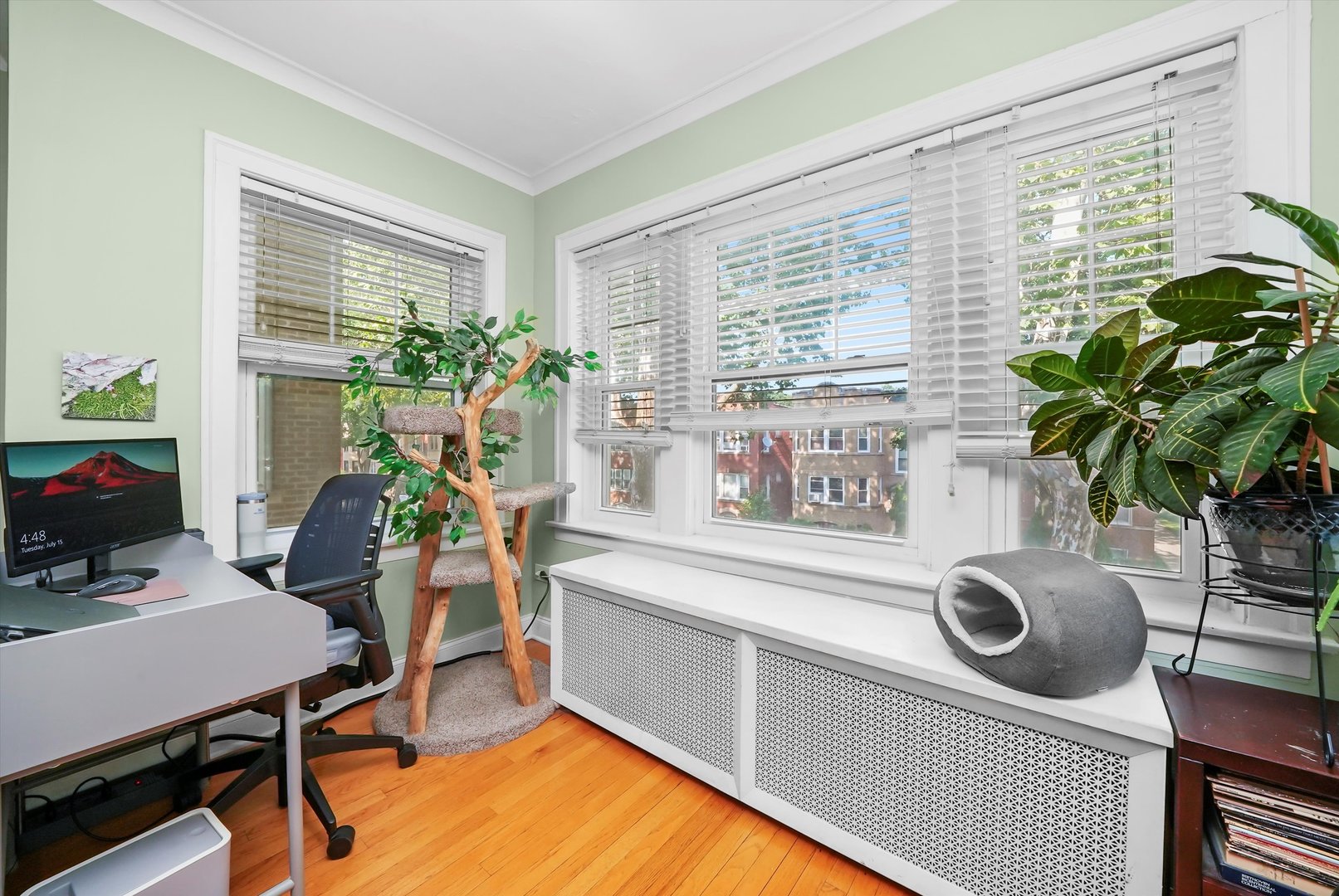 5700 N ARTESIAN Avenue Unit: 2S