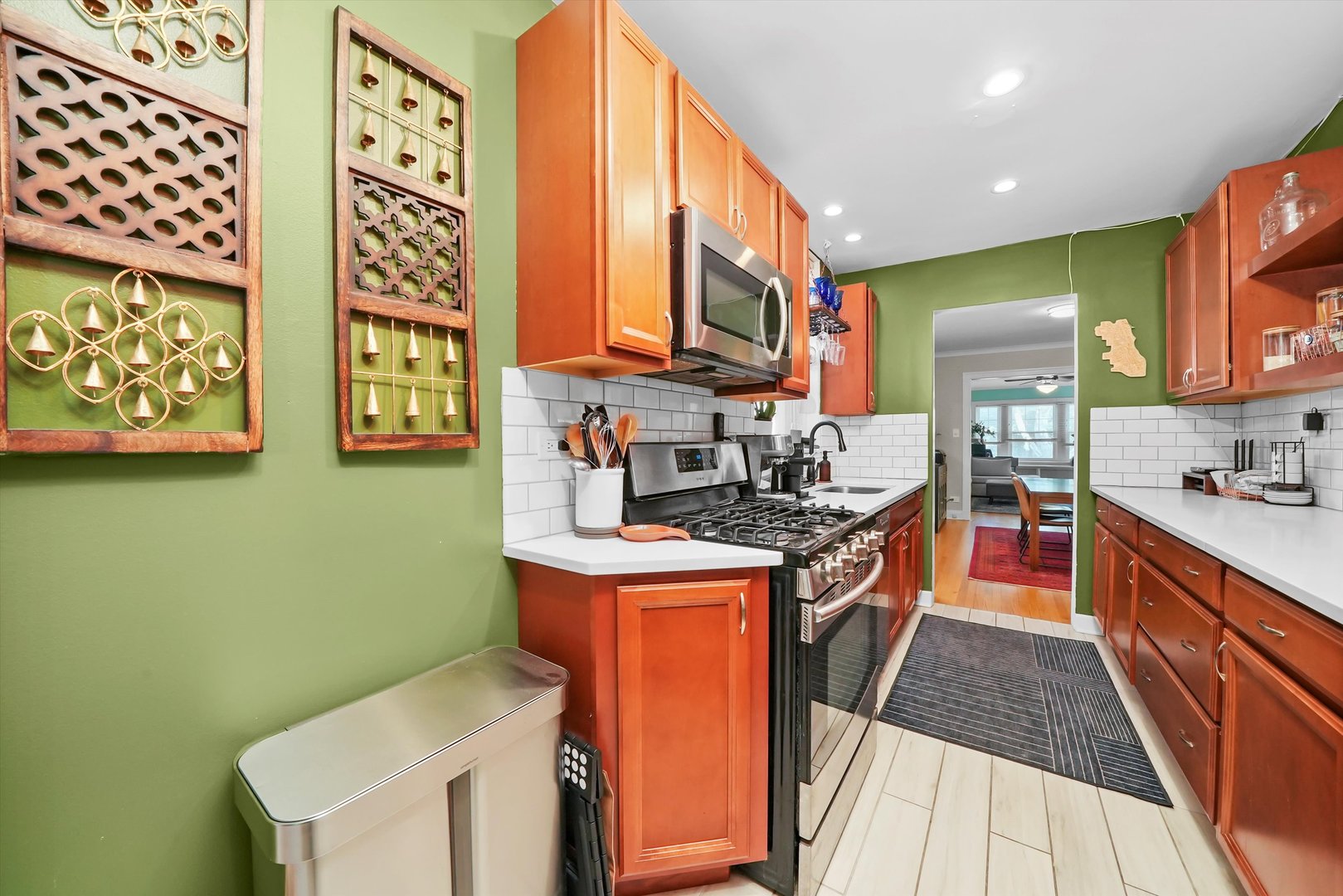 5700 N ARTESIAN Avenue Unit: 2S