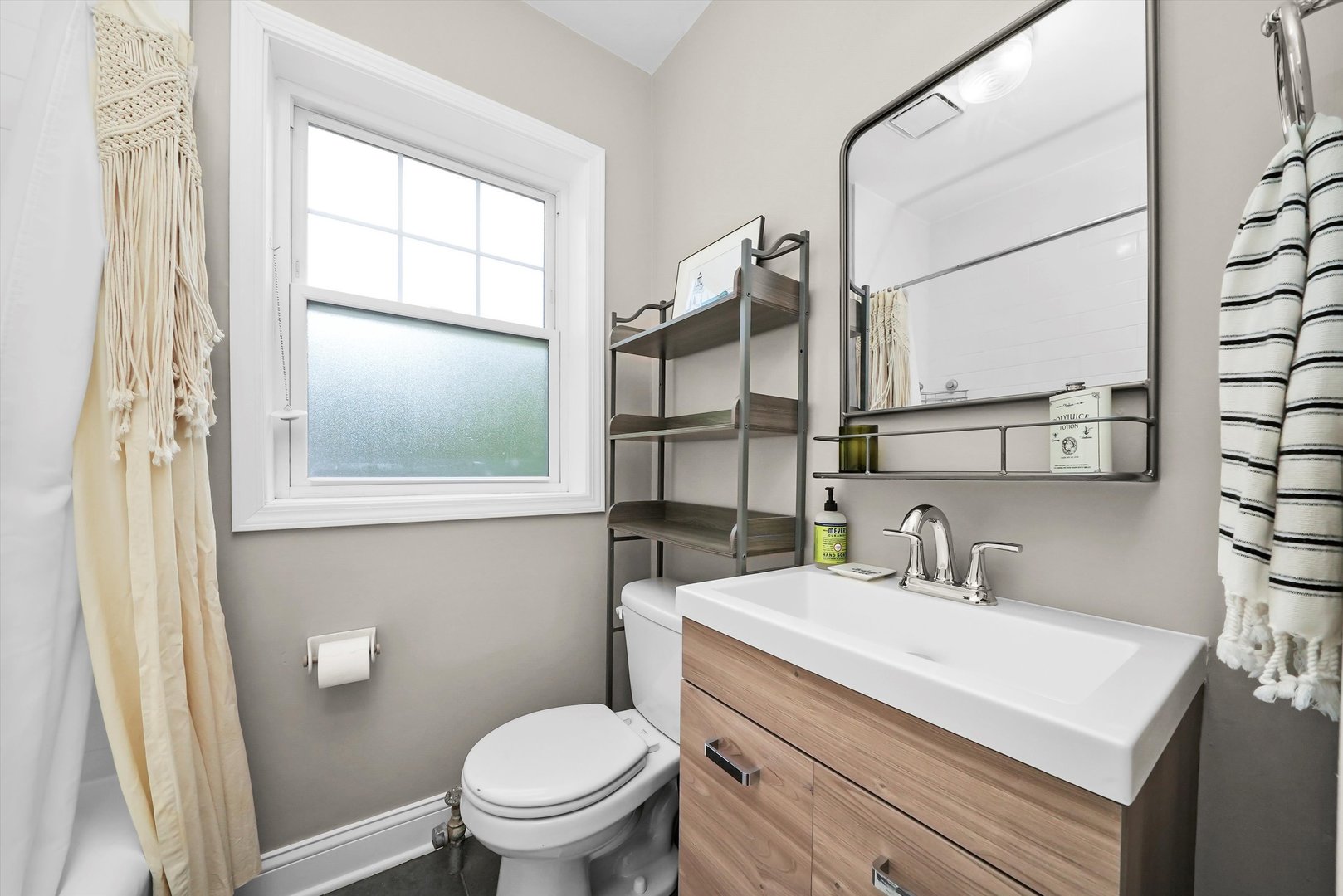 5700 N ARTESIAN Avenue Unit: 2S