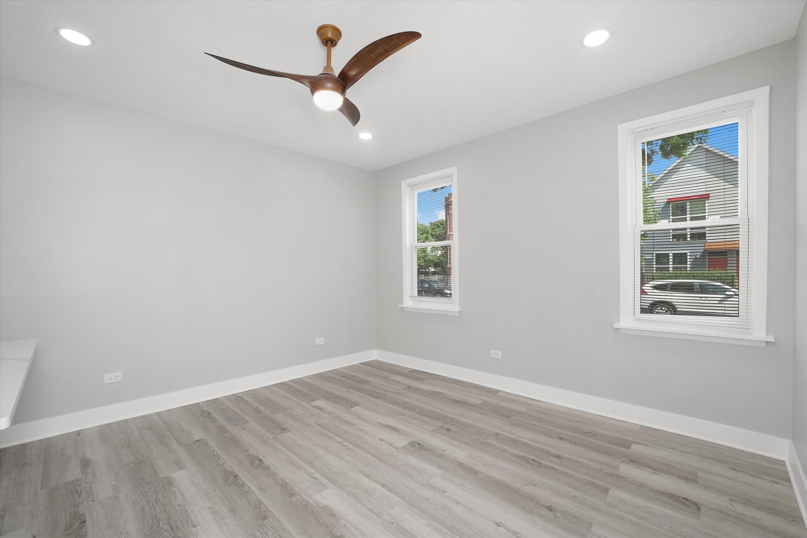 3575 W DICKENS Avenue