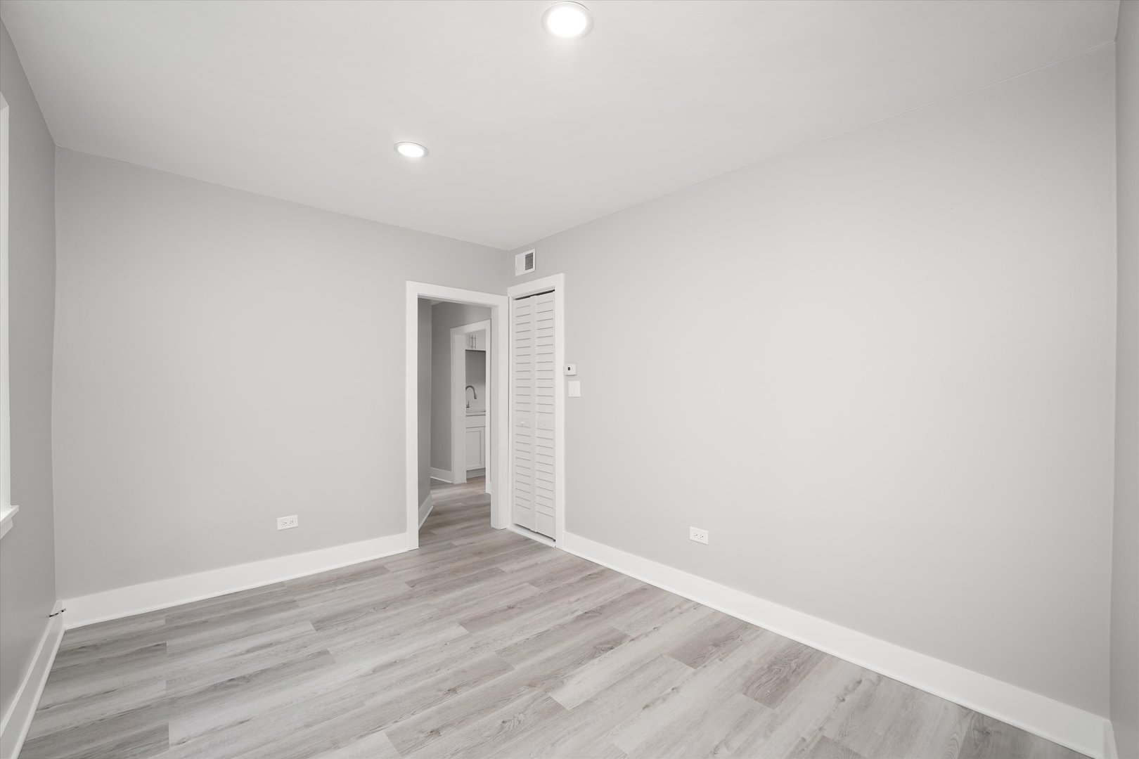 3575 W DICKENS Avenue