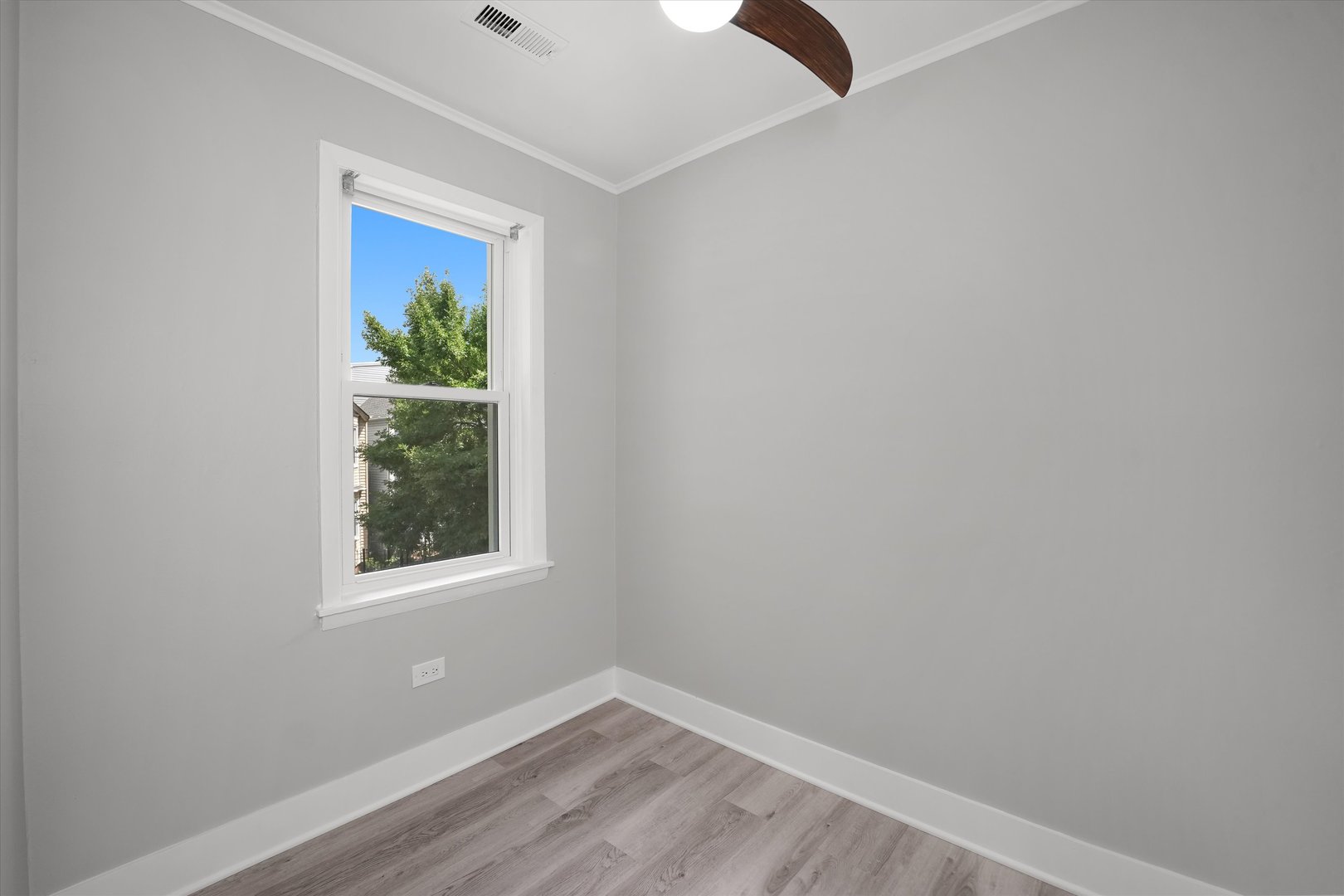 3575 W DICKENS Avenue