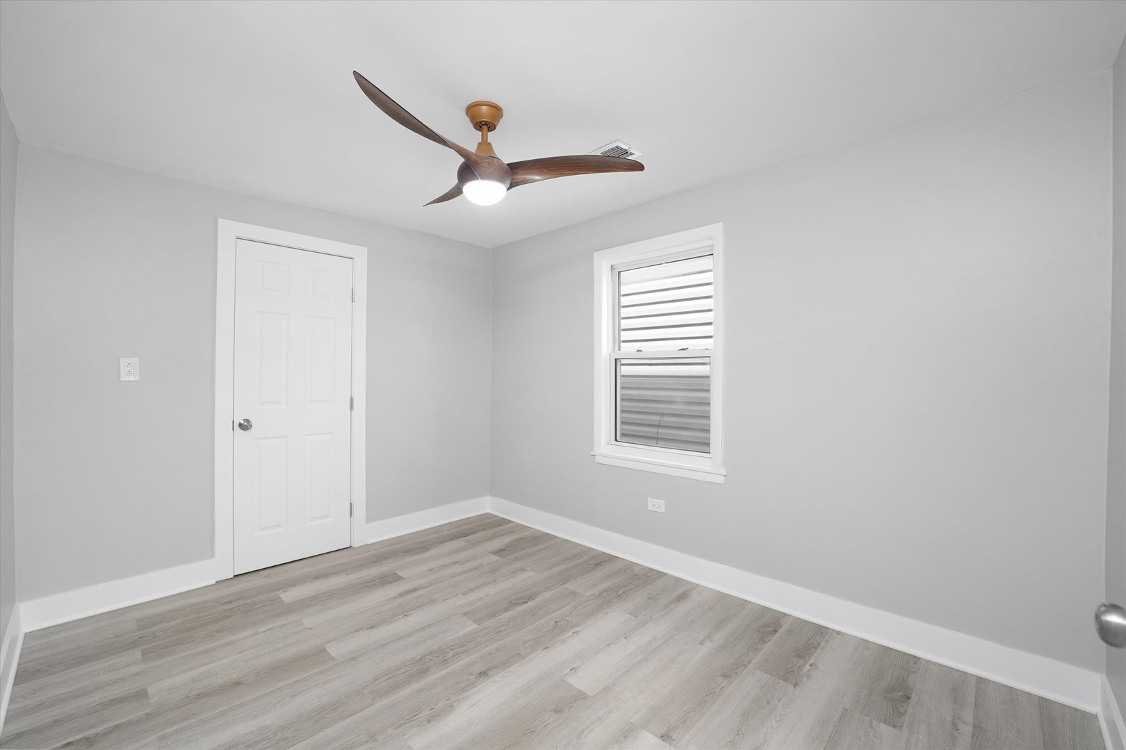 3575 W DICKENS Avenue