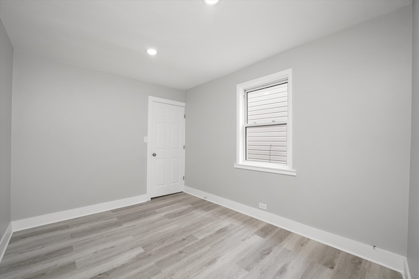 3575 W DICKENS Avenue