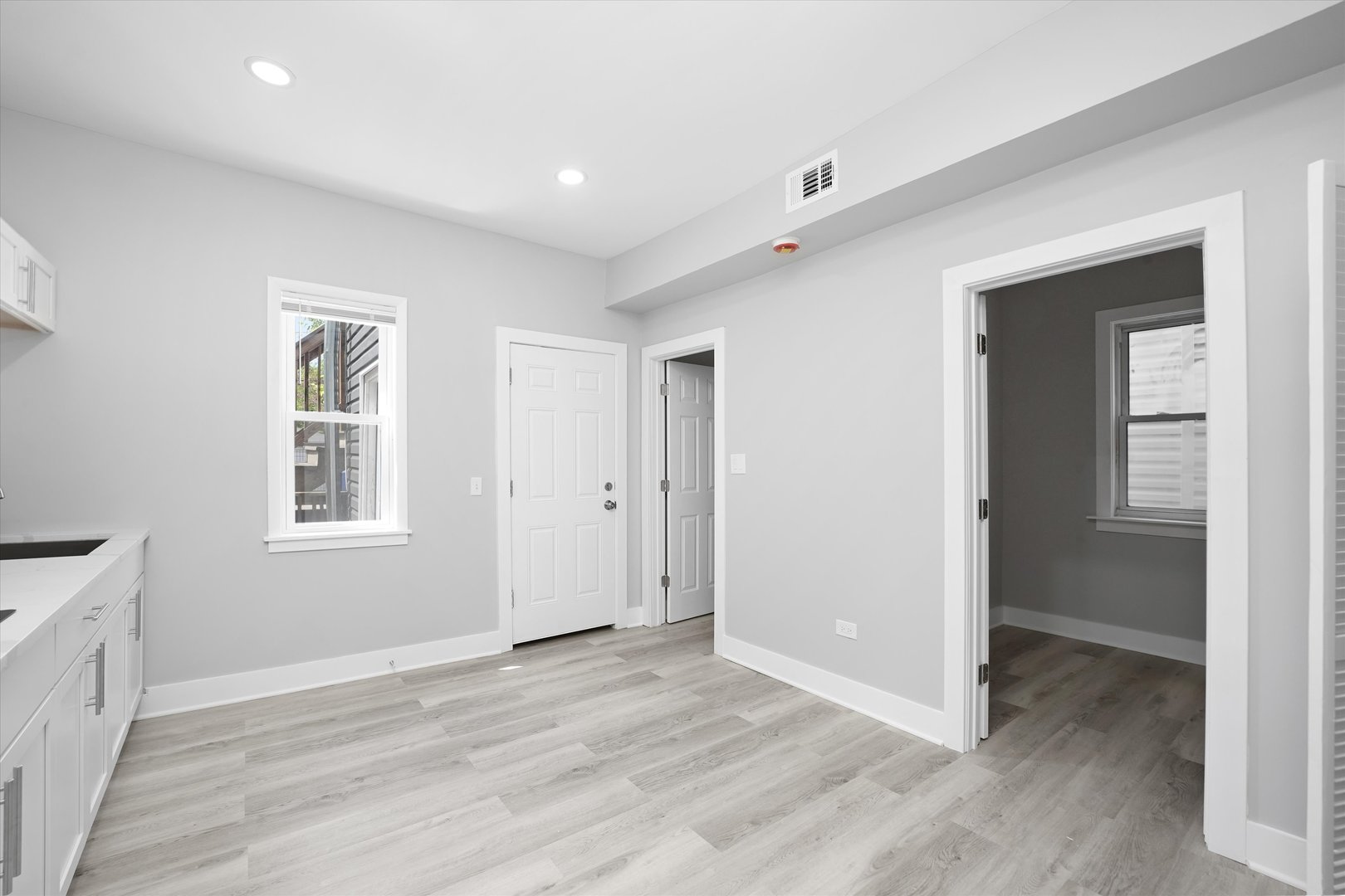 3575 W DICKENS Avenue