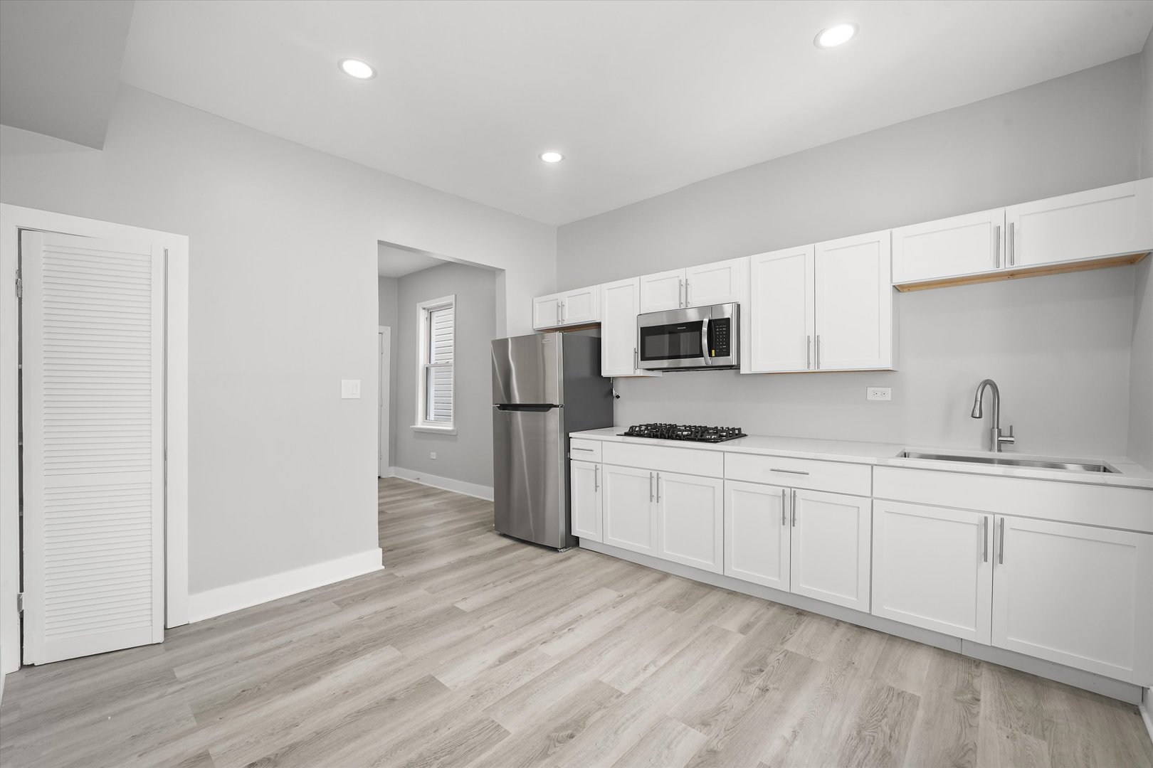 3575 W DICKENS Avenue